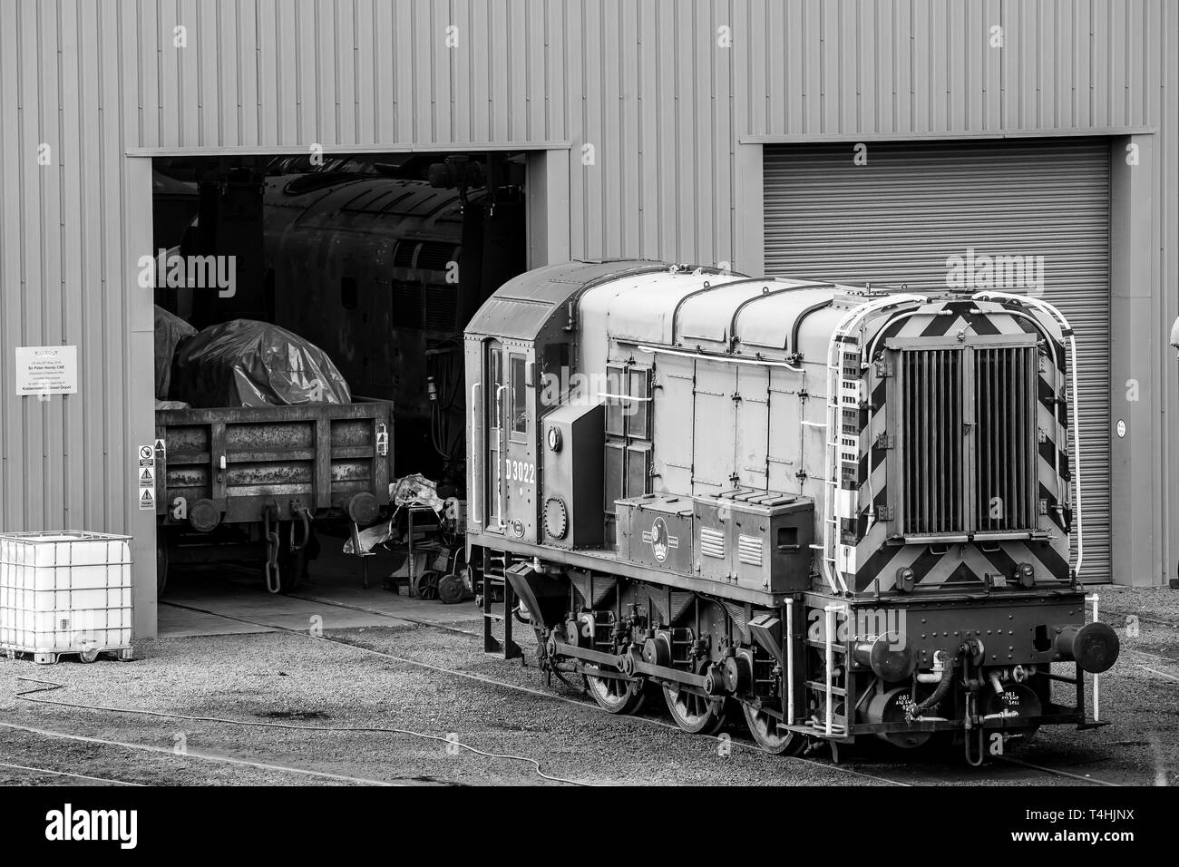 Black & White shot: D3022, British Rail Classe 08 diesel di derivazione elettrica loco (costruito:1953, BR ritirati:1980) al di fuori di SVR capannone diesel, Kidderminster. Foto Stock