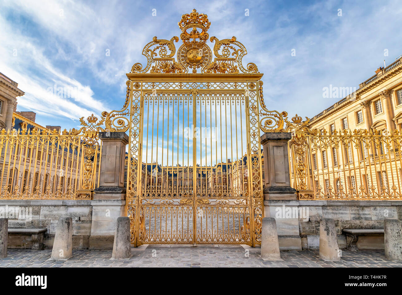 Principale porta d'oro in la facciata esterna del Palazzo di Versailles, Parigi, Francia Foto Stock