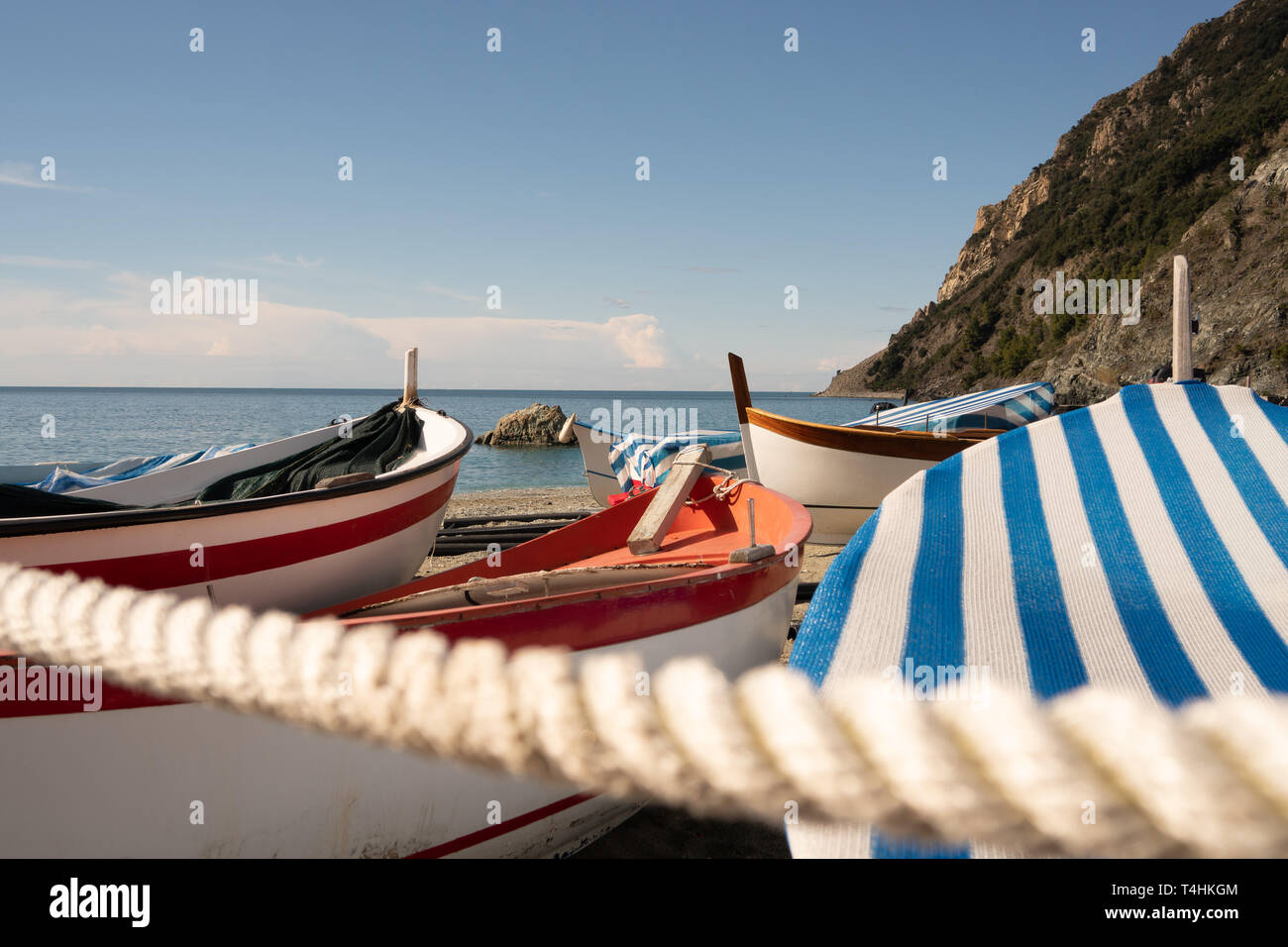 Le barche sono arenarsi e leggere per l'estate. Le Cinque Terre Liguria, Italia Foto Stock