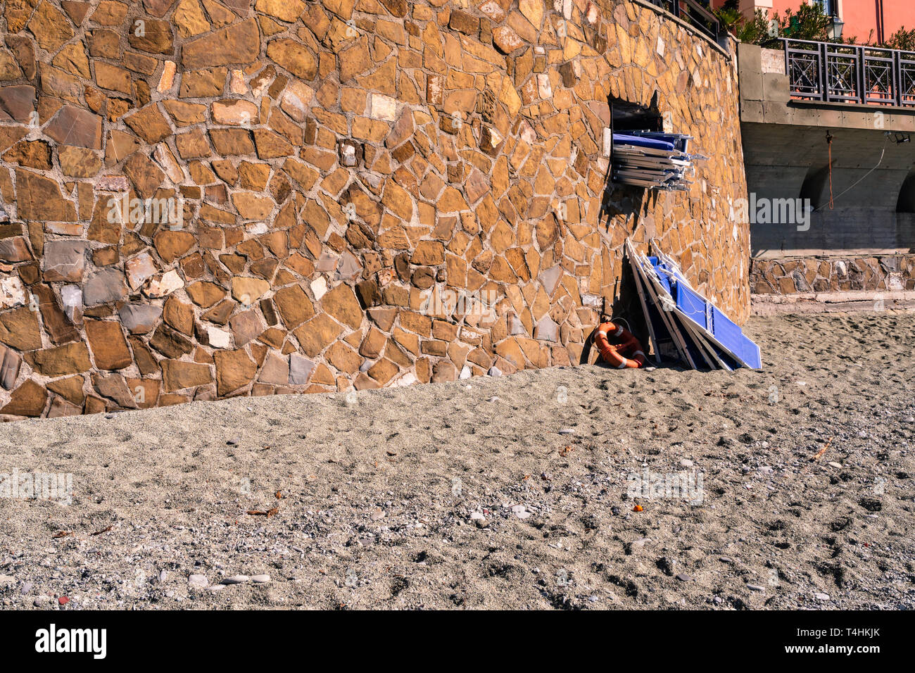 Nella famosa spiaggia di Monterosso al Mare qualcuno sta prendendo le sdraio in spiaggia per l'estate, le Cinque Terre Liguria, Italia Foto Stock