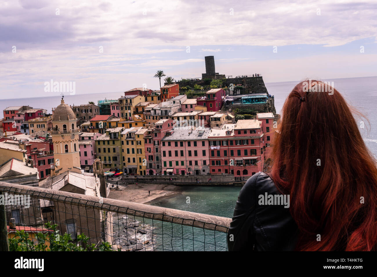 Ragazza aveva una vista incredibile al vecchio villaggio Vernazza, Cinque Terre Liguria, Italia. Unione vacanza italiana Foto Stock