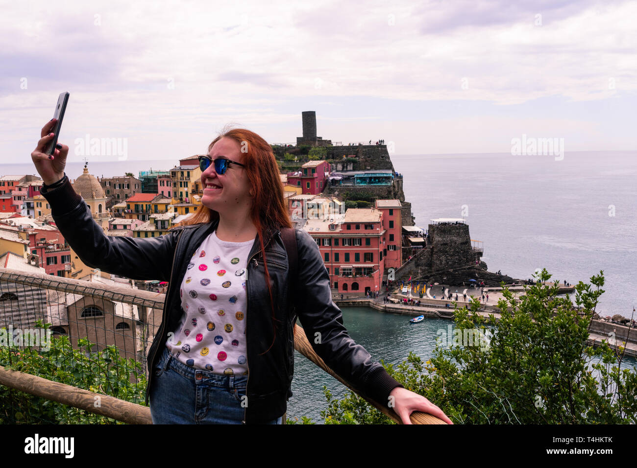 Ragazza è tenuto a selfie con il fantastico villaggio di Vernazza, Cinque Terre Liguria, Italia Foto Stock