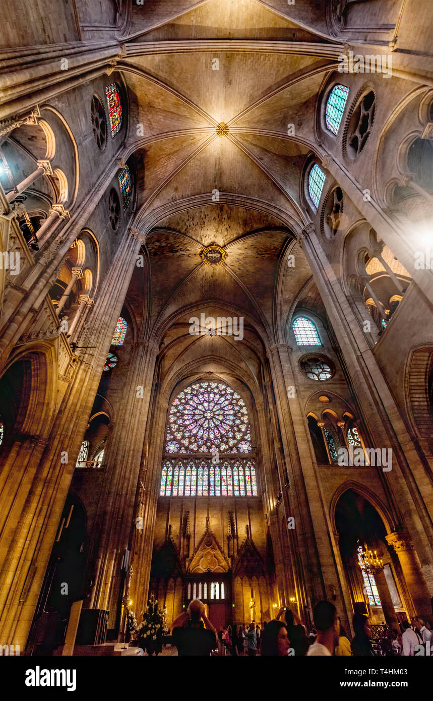 Parigi, Francia, 27 marzo 2017: Interno della cattedrale di Notre Dame de Paris. La cattedrale di Notre Dame è una delle principali destinazioni turistiche di Parigi Foto Stock