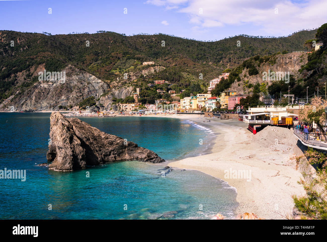 Un colorato villaggio di Monterosso davanti alla sua stupenda baia, Cinque Terre Liguria Foto Stock