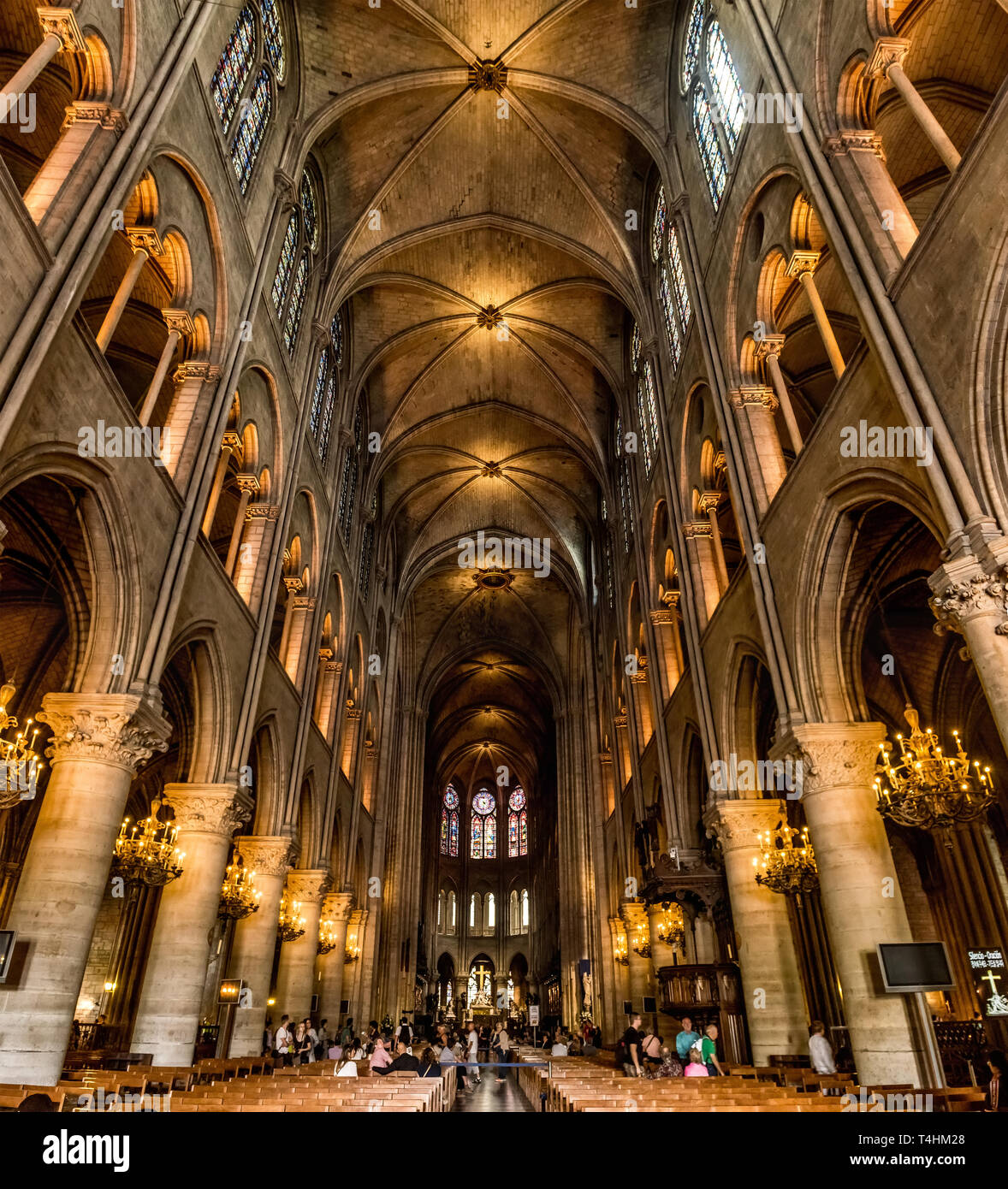 Parigi, Francia, 27 marzo 2017: Interno della cattedrale di Notre Dame de Paris. La cattedrale di Notre Dame è una delle principali destinazioni turistiche di Parigi Foto Stock