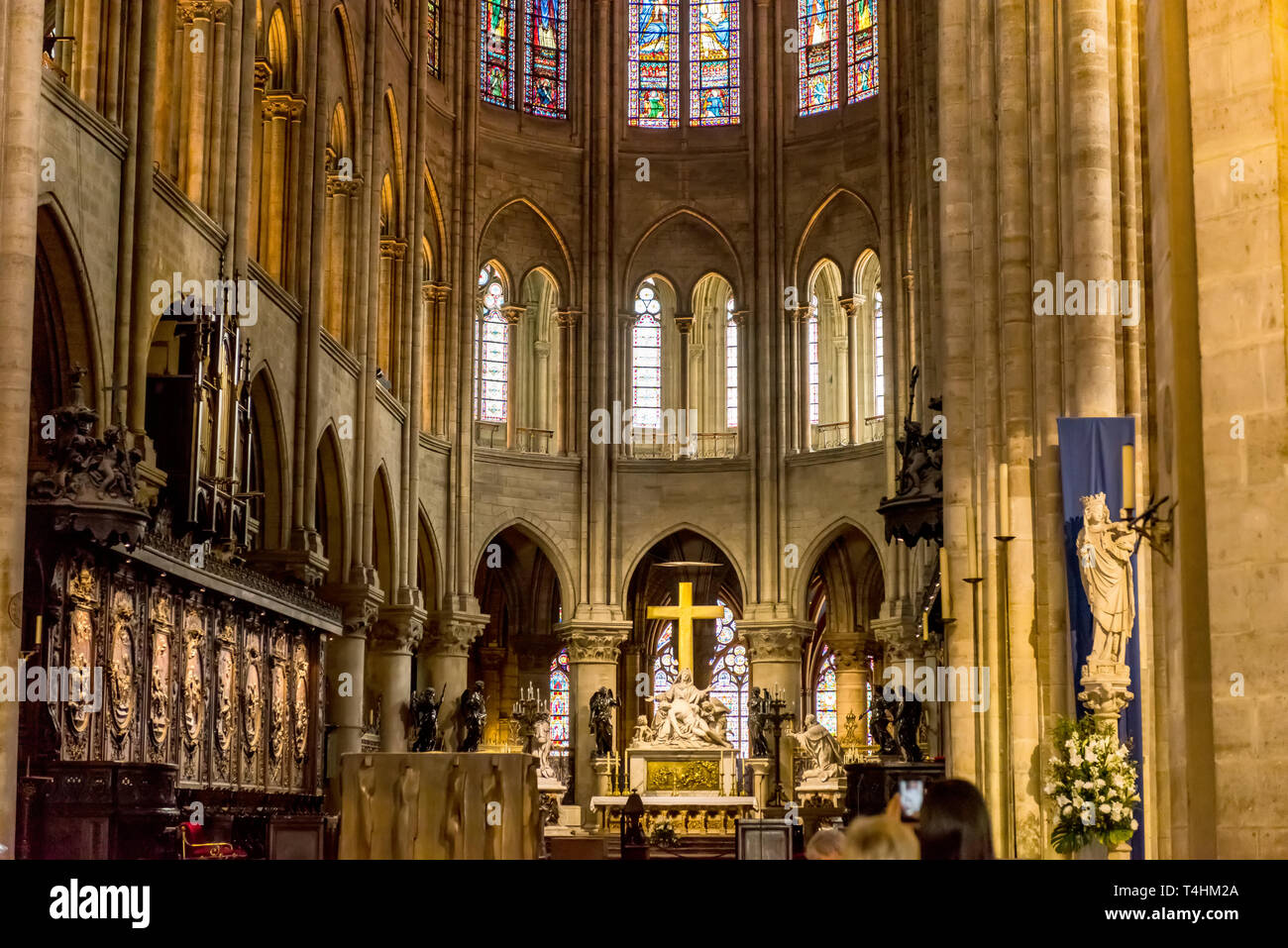 Parigi, Francia, 27 marzo 2017: Interno della cattedrale di Notre Dame de Paris. La cattedrale di Notre Dame è una delle principali destinazioni turistiche di Parigi Foto Stock