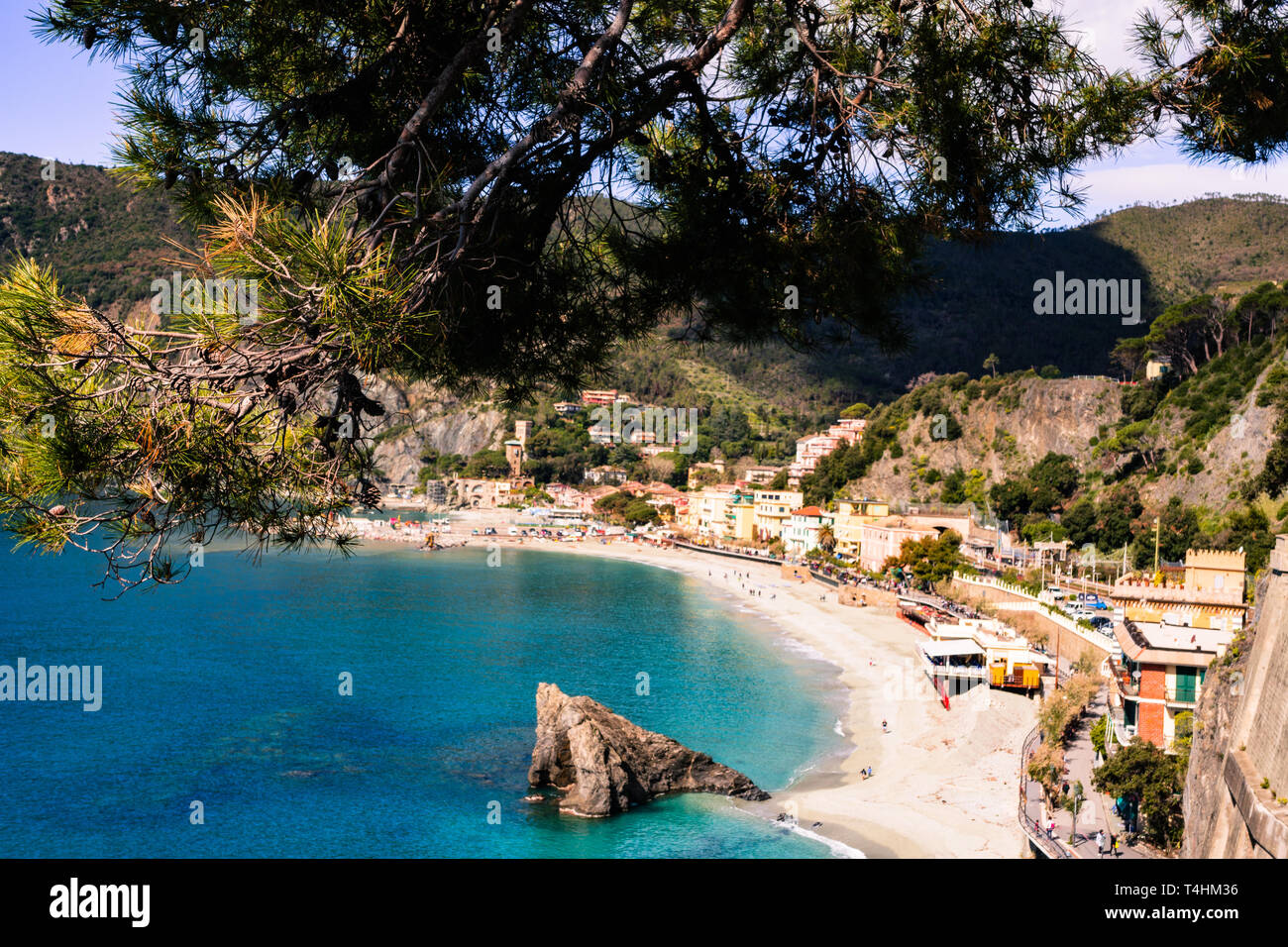 L'Italia, Monterosso - 12 Aprile 2019: un ottima vista sul villaggio di Monterosso e la sua baia bianca, Cinque Terre Liguria Foto Stock