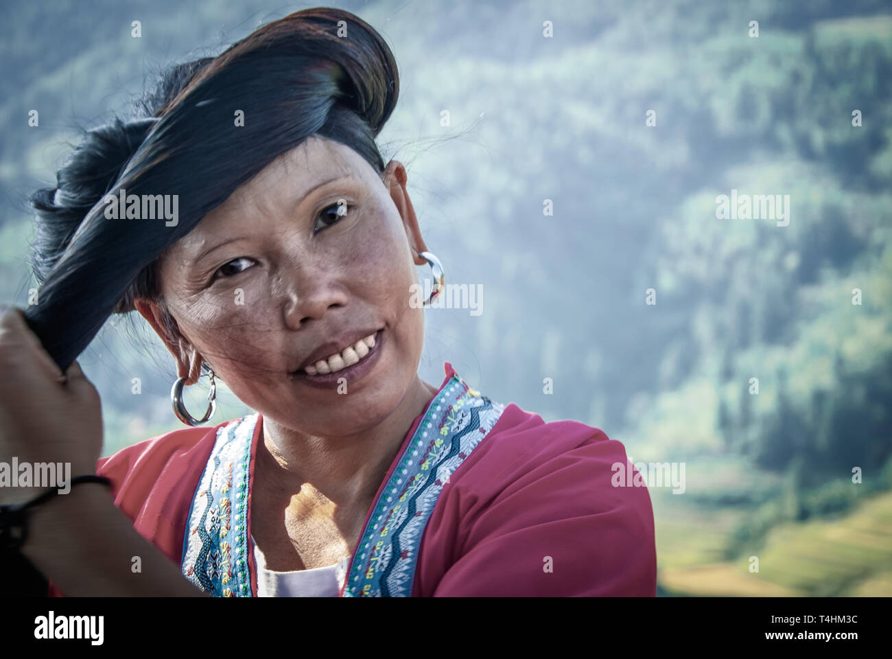Close up ritratto di Red Yao donna della tribù Huangluo, che sono noti per il "più lunga del mondo capelli village". Villaggio Longsheng Guilin, Guangxi, Cina Foto Stock