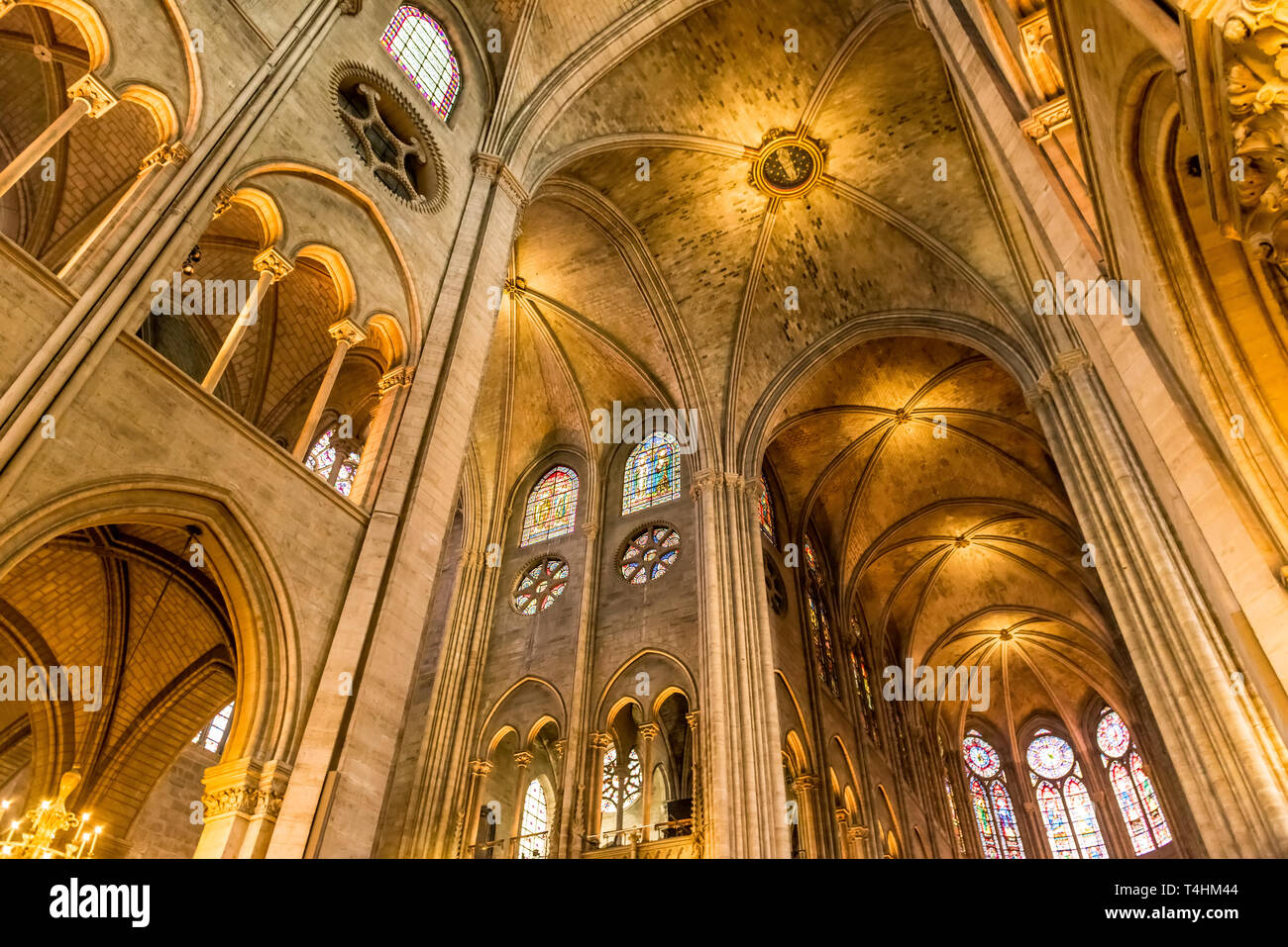 Parigi, Francia, 27 marzo 2017: Interno della cattedrale di Notre Dame de Paris. La cattedrale di Notre Dame è una delle principali destinazioni turistiche di Parigi Foto Stock