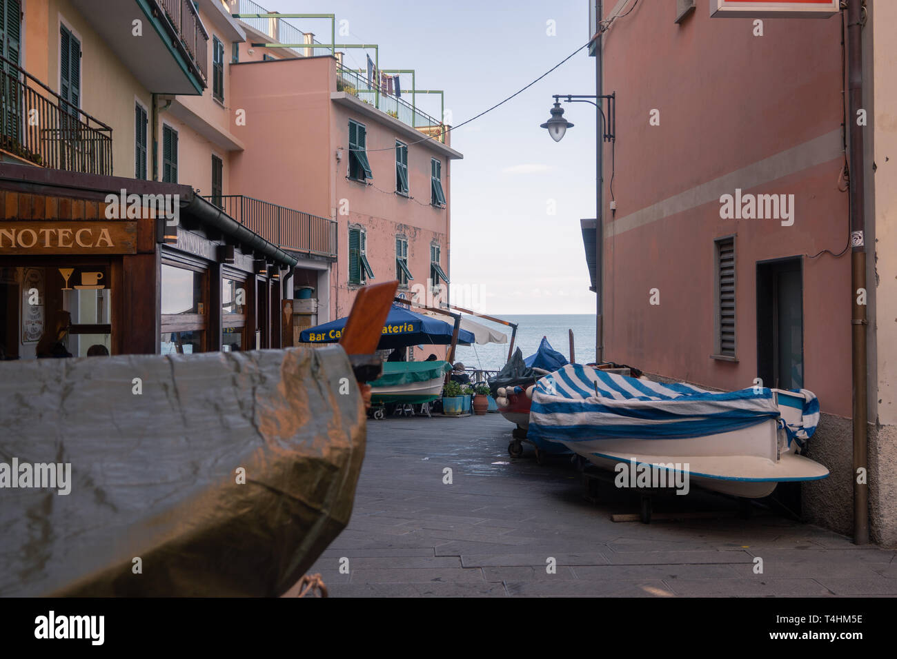 Le barche sono ai lati della strada principale di Manarola, Cinque Terre, Italia Foto Stock