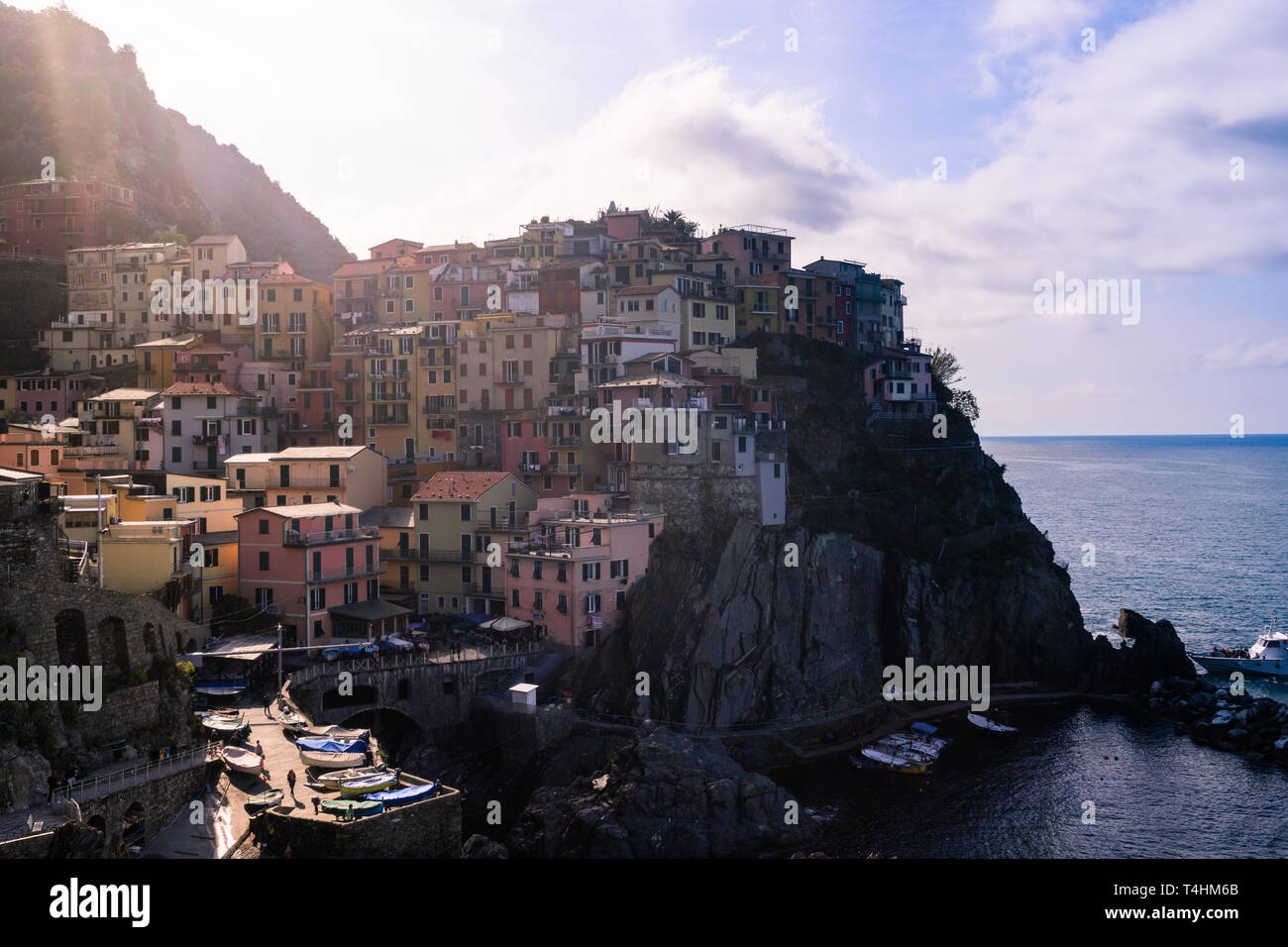 Manarola villaggio di pescatori, seascape, il Parco Nazionale delle Cinque Terre, Liguria Foto Stock