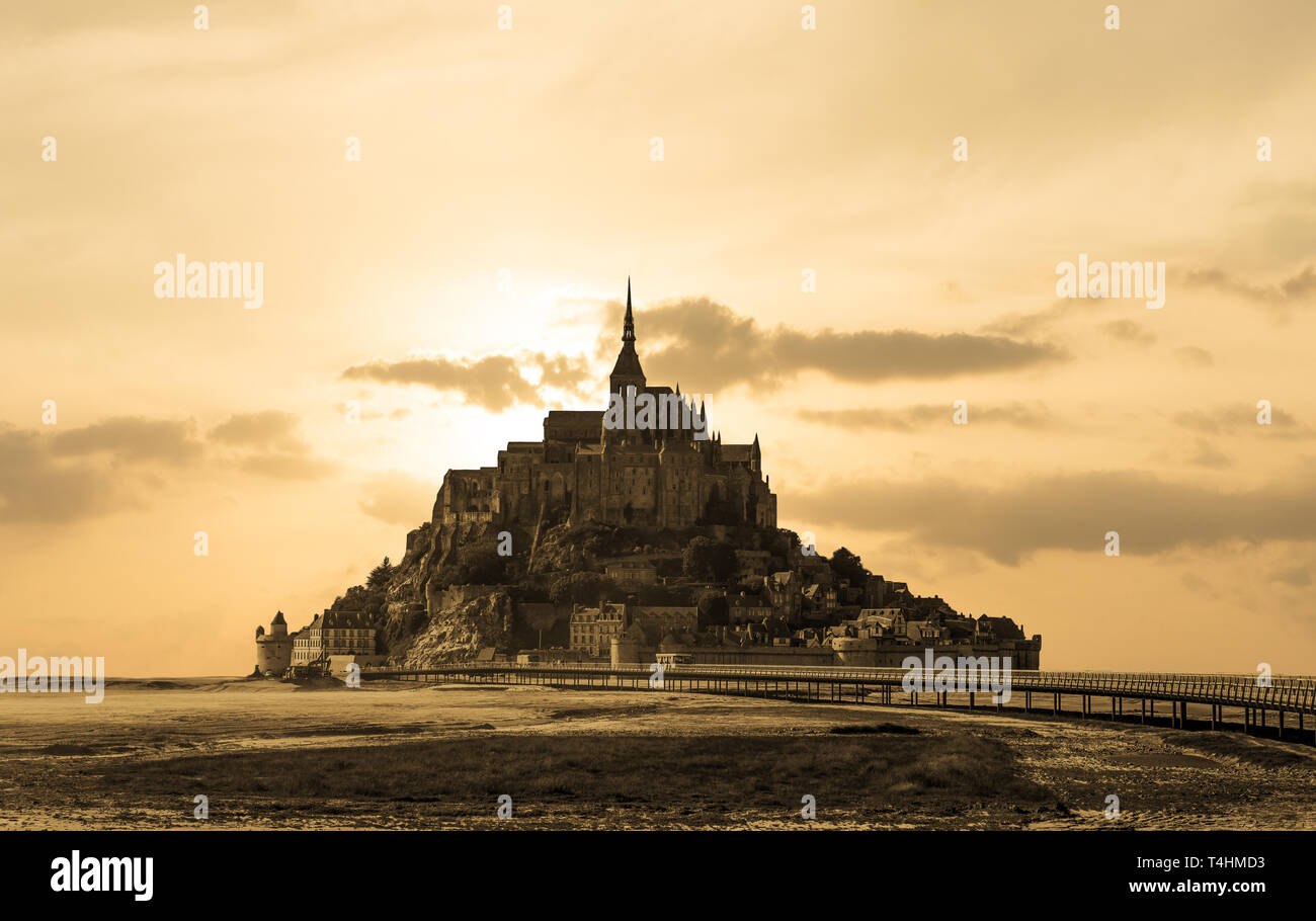 Mont Saint Michel isola di marea in estate, in Normandia, Francia settentrionale Foto Stock