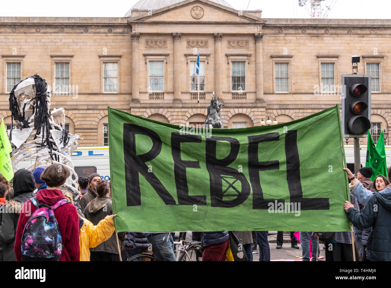 Edimburgo, Scozia. 16 Aprile, 2019. Il cambiamento climatico i manifestanti bloccano il North Bridge di Edimburgo in ora di punta. Estinzione della ribellione attivisti sono stati soddisfatti Foto Stock