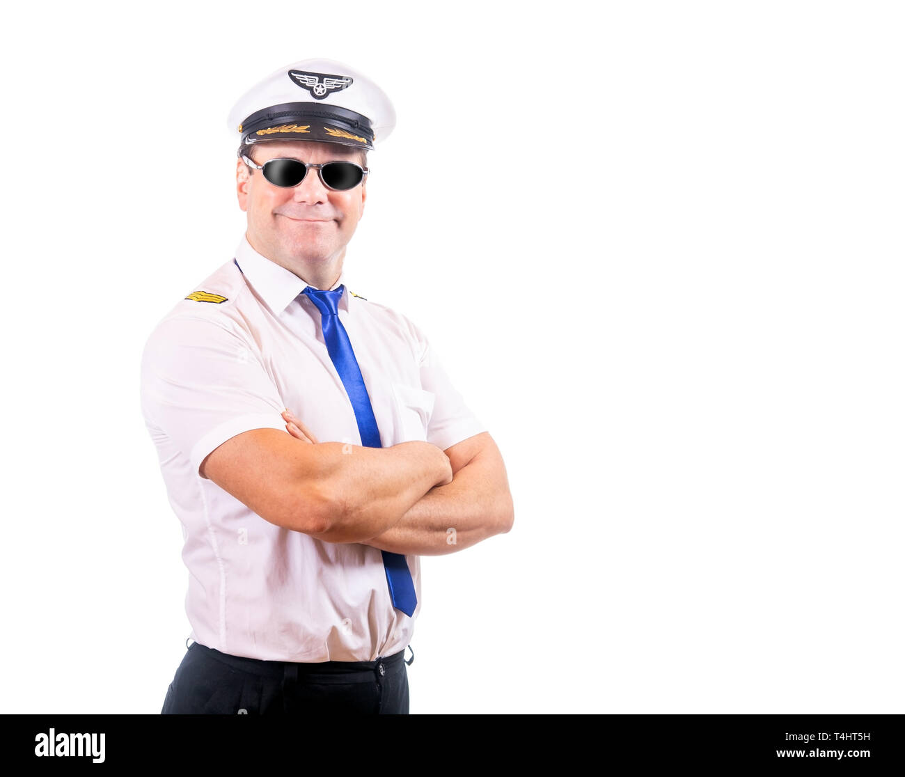 Adulto pilota con occhiali da sole, isolato su sfondo bianco. Capitano di  aereo con camicia bianca uniforme Foto stock - Alamy