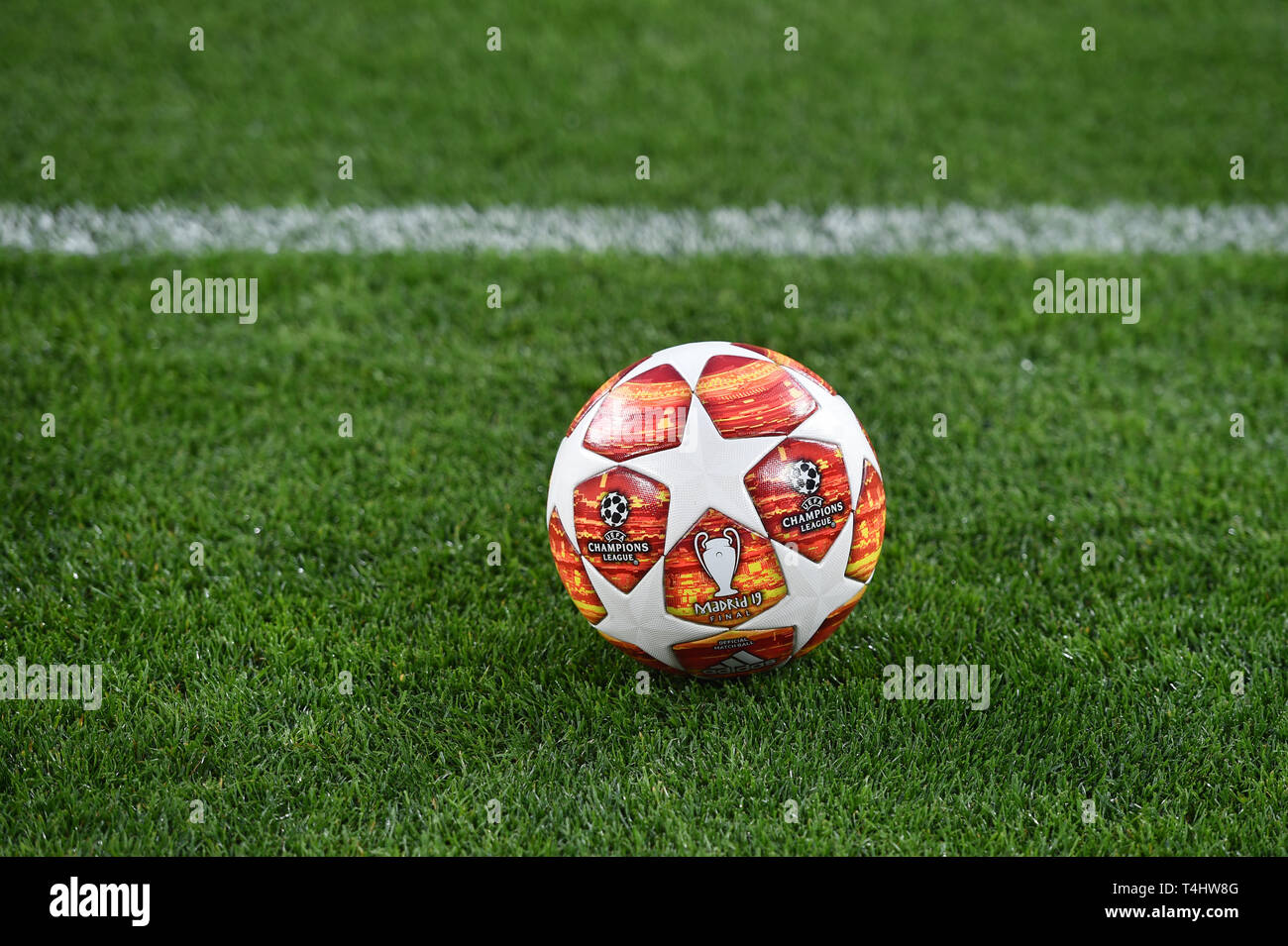 Torino, Italia. Xvi Apr, 2019. Calcio: Champions League, knockout round, quarti di finale, la seconda gamba, Juventus Torino - Ajax Amsterdam. Gazzetta Champions League palla è sul campo. Il design della gazzetta match ball è ispirato alla stadio finale in Madrid. Credito: Antonio Polia/dpa/Alamy Live News Foto Stock