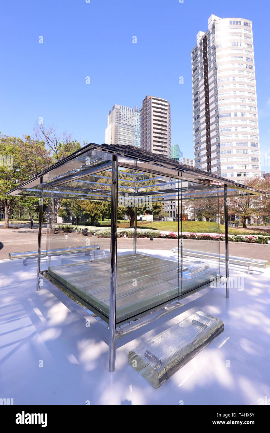 Tokyo, Giappone. Xvi Apr, 2019. Un bicchiere realizzato in stile Giapponese casa da tè "Kou-un', disegnato dall'artista giapponese Tokujin Yoshioka è visualizzata in corrispondenza del suolo del National Art Center di Tokyo ad una anteprima di stampa su Martedì, 16 aprile 2019. La casa del tè che fu costruito una prima volta nel 2015 e precedentemente situato a Kyoto sarà visualizzato per il pubblico dal 17 aprile a maggio 10. Credito: Yoshio Tsunoda/AFLO/Alamy Live News Foto Stock