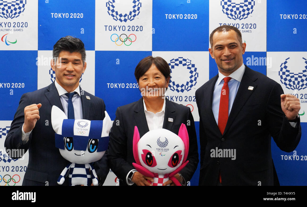 Pechino, Giappone. Xvi Apr, 2019. La Kosei Inoue, capo allenatore del Giappone del national team judo, Rita Utsugi, capo allenatore del Giappone della Nazionale femminile softball team, e Koji Murofushi, Tokyo 2020 Direttore Sportivo, (da L a R) costituiscono per le foto durante una conferenza stampa annunciando la dettagliata Tokyo 2020 la competizione olimpica pianificare in Tokyo, Giappone, il 16 aprile 2019. Credito: Shen Honghui/Xinhua/Alamy Live News Foto Stock