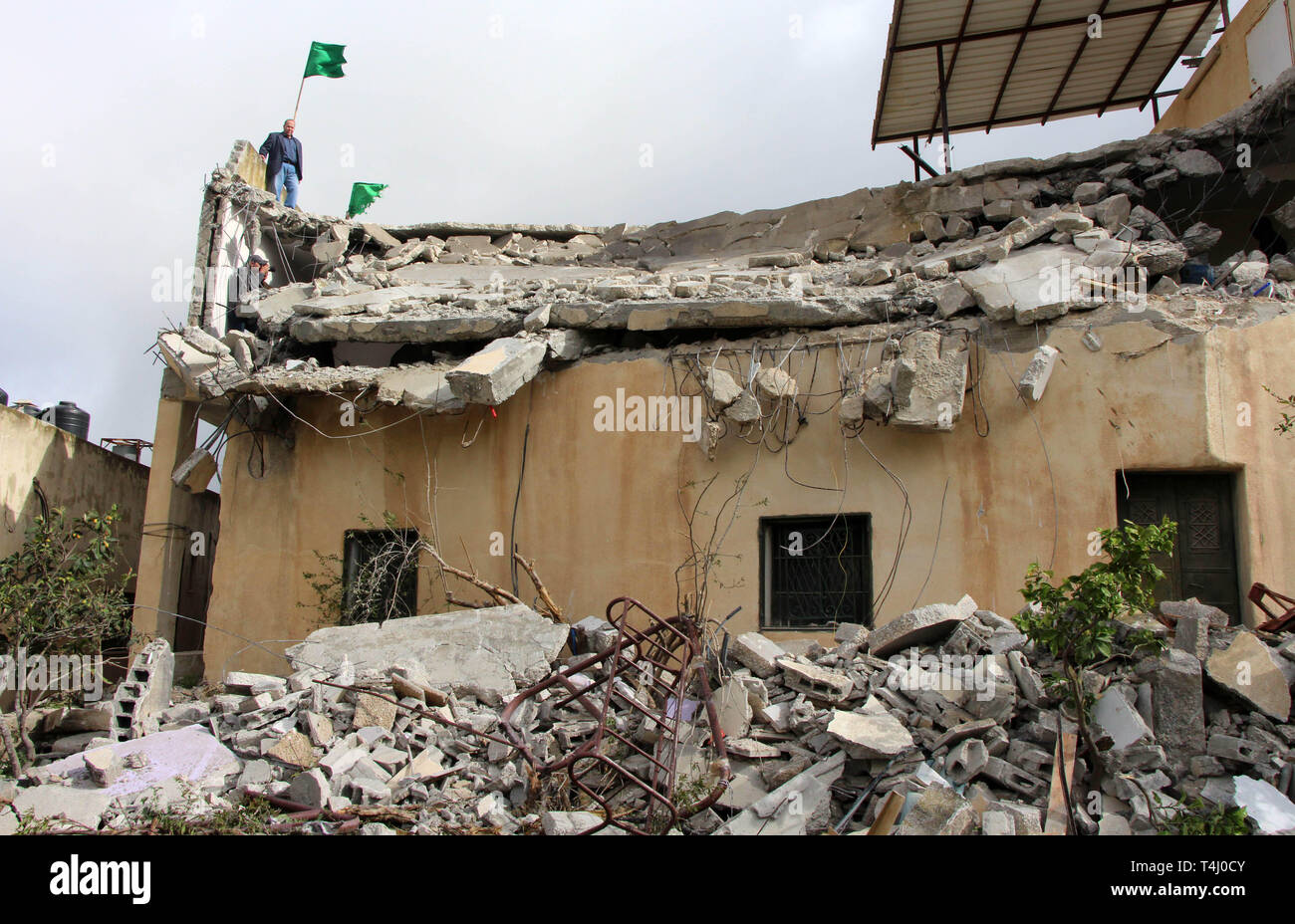 Ramallah, West Bank, Territorio palestinese. Xvii Apr, 2019. Un uomo cammina sopra la casa di aggressore palestinese Barghouti Salah dopo che esso è stato parzialmente demolito da parte delle forze israeliane nel villaggio di Kobar vicino al West Bank città di Ramallah, il 17 aprile 2019. Le forze israeliane hanno distrutto la casa del palestinese che è stato ucciso durante il suo tentativo di arresto il sospetto di effettuare un dicembre di ripresa. Sette persone sono state ferite nel dicembre 9 attacco vicino all'insediamento israeliano di Ofra nei territori occupati della Cisgiordania, uno di loro una donna incinta che ha partorito prematuramente per un bambino che più tardi morì Foto Stock