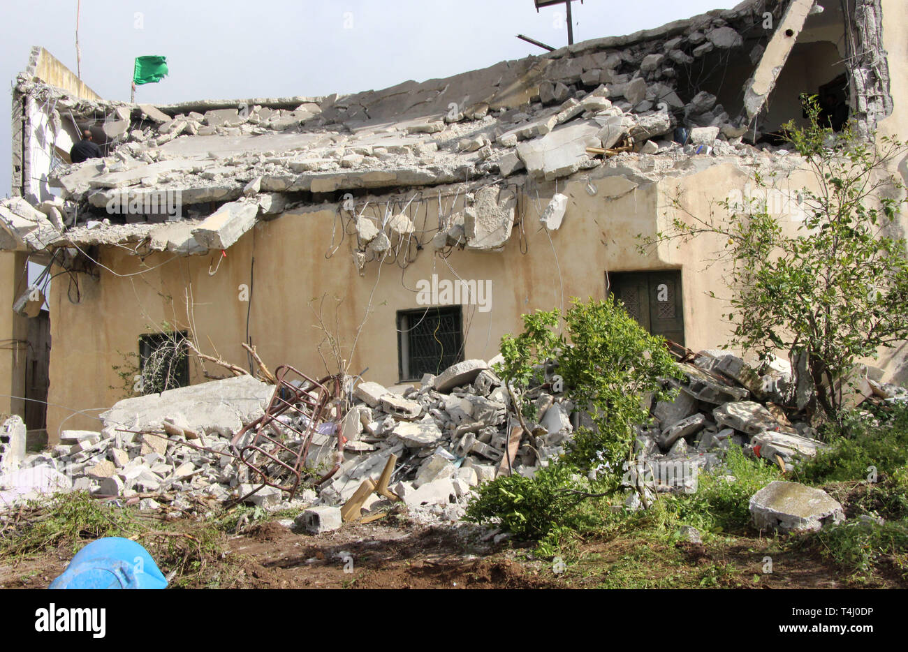 Ramallah, West Bank, Territorio palestinese. Xvii Apr, 2019. Un uomo cammina sopra la casa di aggressore palestinese Barghouti Salah dopo che esso è stato parzialmente demolito da parte delle forze israeliane nel villaggio di Kobar vicino al West Bank città di Ramallah, il 17 aprile 2019. Le forze israeliane hanno distrutto la casa del palestinese che è stato ucciso durante il suo tentativo di arresto il sospetto di effettuare un dicembre di ripresa. Sette persone sono state ferite nel dicembre 9 attacco vicino all'insediamento israeliano di Ofra nei territori occupati della Cisgiordania, uno di loro una donna incinta che ha partorito prematuramente per un bambino che più tardi morì Foto Stock