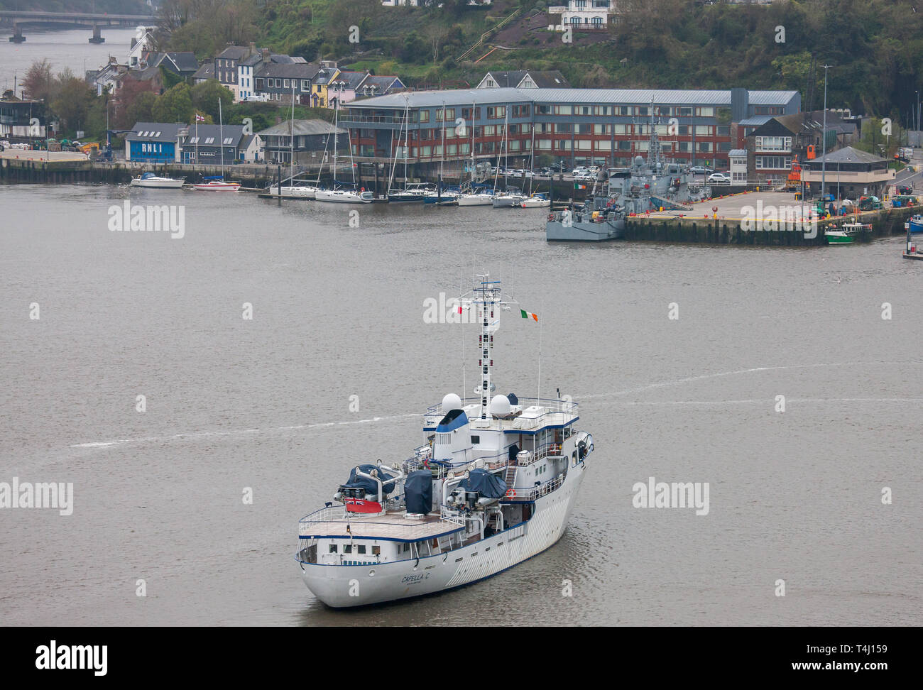 Kinsale, Cork, Irlanda. Il 17 aprile, 2019. Super Yacht Capella C arriva presso il molo dove la nave da guerra LÉ Orla è già inserito in una nebbiosa mattina a Kinsale, Co. Cork . Il misuratore 59 yacht è stato costruito nel 1968 ed è in grado di trasportare venti due ospiti con un equipaggio di diciassette. Foto Stock