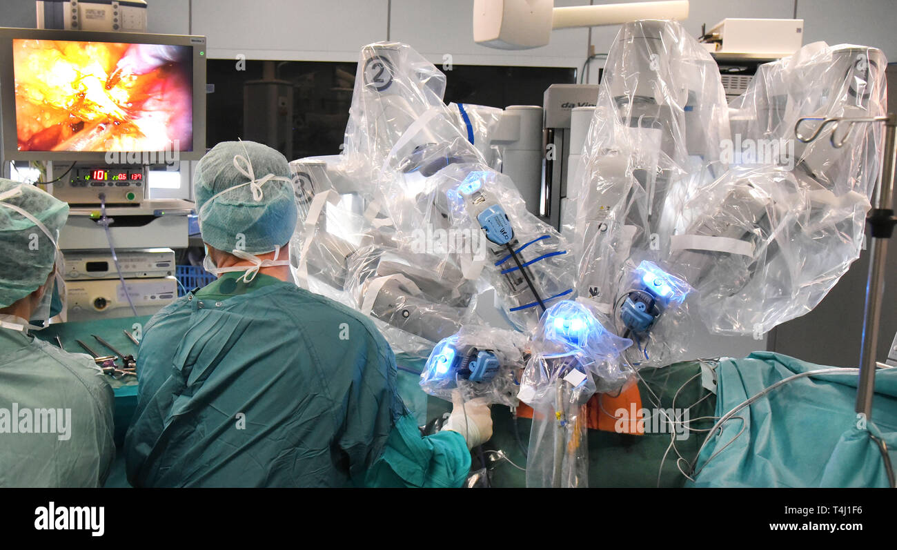 20.03.2019, Sassonia, Lipsia: nel centro di trapianto presso l'ospedale universitario, un team chirurgico dal reparto di urologia prende un rene da un donatore sano con l aiuto di Da Vinci sistema robotizzato per il trapianto. Nel centro Transpantation, che è stata fondata nel 1993, più di 1040 i fegati e oltre mille i reni potrebbero essere trapiantate negli ultimi venticinque anni. Foto: Waltraud Grubitzsch / dpa-Zentralbild / ZB | Utilizzo di tutto il mondo Foto Stock