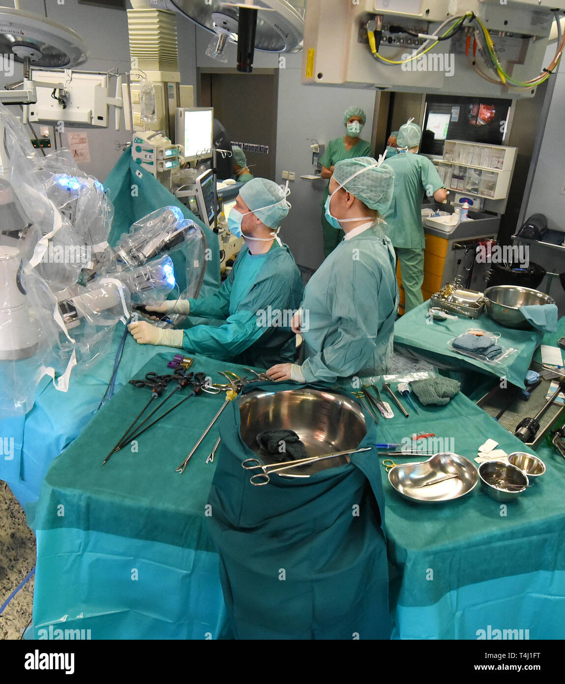 20.03.2019, Sassonia, Lipsia: nel centro di trapianto presso l'ospedale universitario, un team chirurgico dal reparto di urologia prende un rene da un donatore sano con l aiuto di Da Vinci sistema robotizzato per il trapianto. Nel centro Transpantation, che è stata fondata nel 1993, più di 1040 i fegati e oltre mille i reni potrebbero essere trapiantate negli ultimi venticinque anni. Foto: Waltraud Grubitzsch / dpa-Zentralbild / ZB | Utilizzo di tutto il mondo Foto Stock