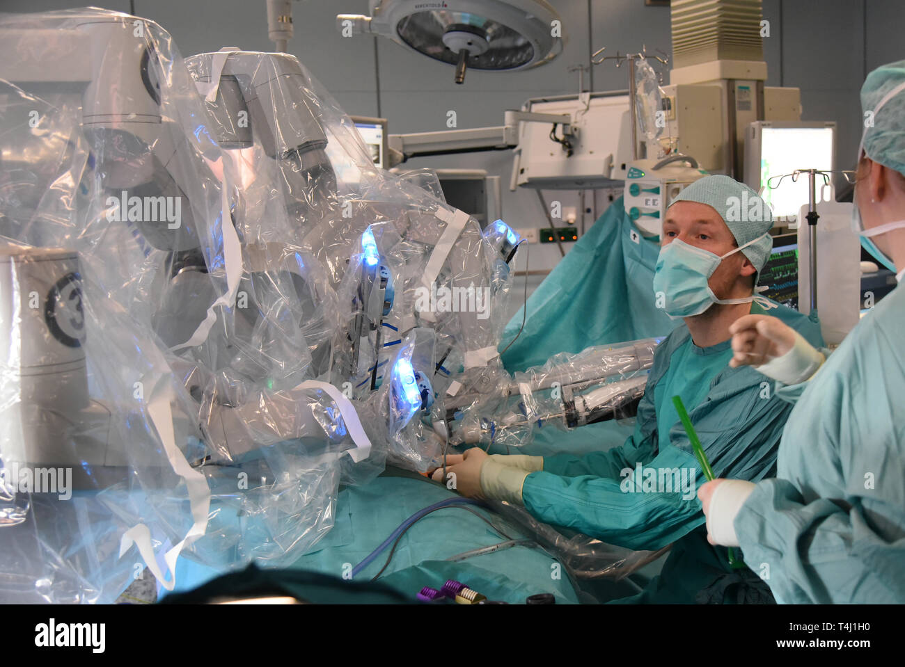 20.03.2019, Sassonia, Lipsia: nel centro di trapianto presso l'ospedale universitario, un team chirurgico dal reparto di urologia prende un rene da un donatore sano con l aiuto di Da Vinci sistema robotizzato per il trapianto. Nel centro Transpantation, che è stata fondata nel 1993, più di 1040 i fegati e oltre mille i reni potrebbero essere trapiantate negli ultimi venticinque anni. Foto: Waltraud Grubitzsch / dpa-Zentralbild / ZB | Utilizzo di tutto il mondo Foto Stock