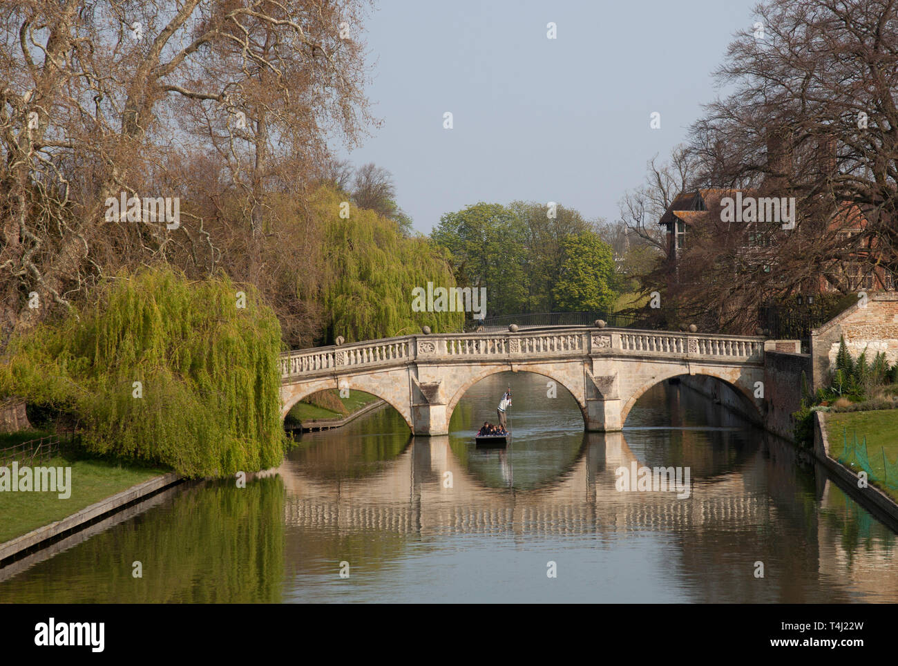 Cambridge, Inghilterra, 17 aprile 2019, UK meteo. Dopo un inizio nebuloso, sunshines lungo il fiume Cam con turisti che si godono un tour guidato in pieno sole a 9 gradi sul punt Kings College Bridge e prevista di 18 gradi del pomeriggio. Foto Stock