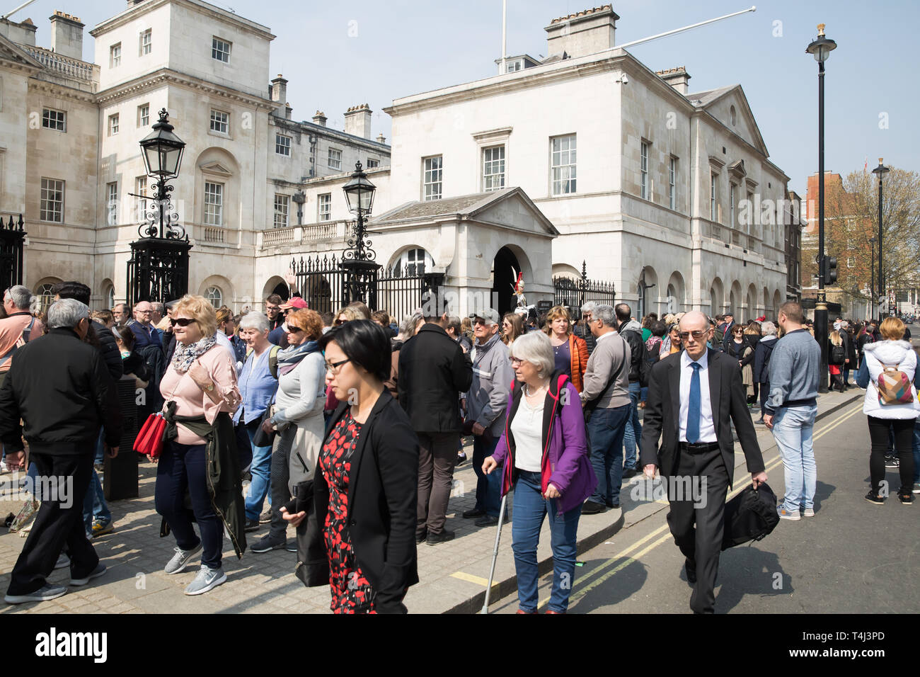Londra, Regno Unito. Xvii Apr, 2019. Persone godetevi il sole splendente su Horesguards Parade, Londra, che si prevede di proseguire oltre il fine settimana di Pasqua con temperature in aumento di 23C. Credito: Keith Larby/Alamy Live News Foto Stock