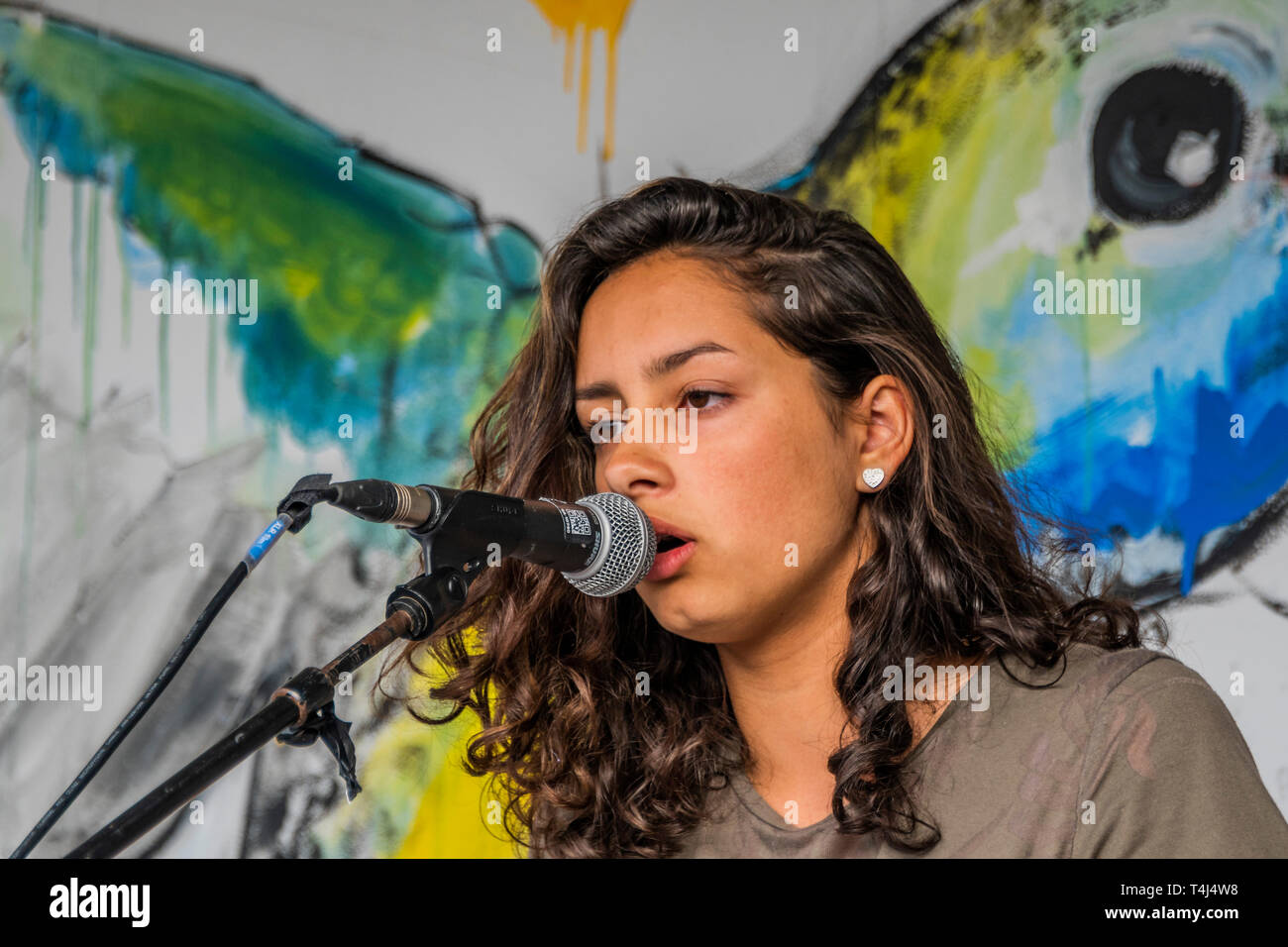 Londra, Regno Unito. Xvii Apr, 2019. Asha Menon, (nella foto) di età compresa tra i 12, esegue musiche che ha creato a sostegno della ribellione di estinzione. Il pubblico è molto riconoscente - Il festival continua su Waterloo Bridge come la polizia di back off per un po' di tempo - Giorno 3 - i manifestanti dalla ribellione di estinzione blocco più giunzioni a Londra come parte della loro protesta in corso alla domanda di azione da parte del governo del Regno Unito sulle "clima chrisis'. L'azione è parte di un internazionale coordinato di protesta. Credito: Guy Bell/Alamy Live News Foto Stock