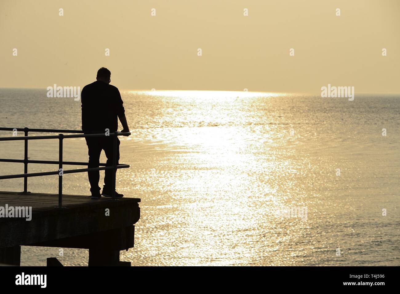 Aberystwyth Ceredigion Wales UK, mercoledì 17 aprile 2019. Per coloro che godono di un gloriosamente soleggiato e caldo aprile serata primaverile con l'azzurro del cielo in Aberystwyth Wales, come il tempo è impostato per migliorare come il paese in testa le vacanze di Pasqua Photo credit: Keith Morris/Alamy Live News Foto Stock