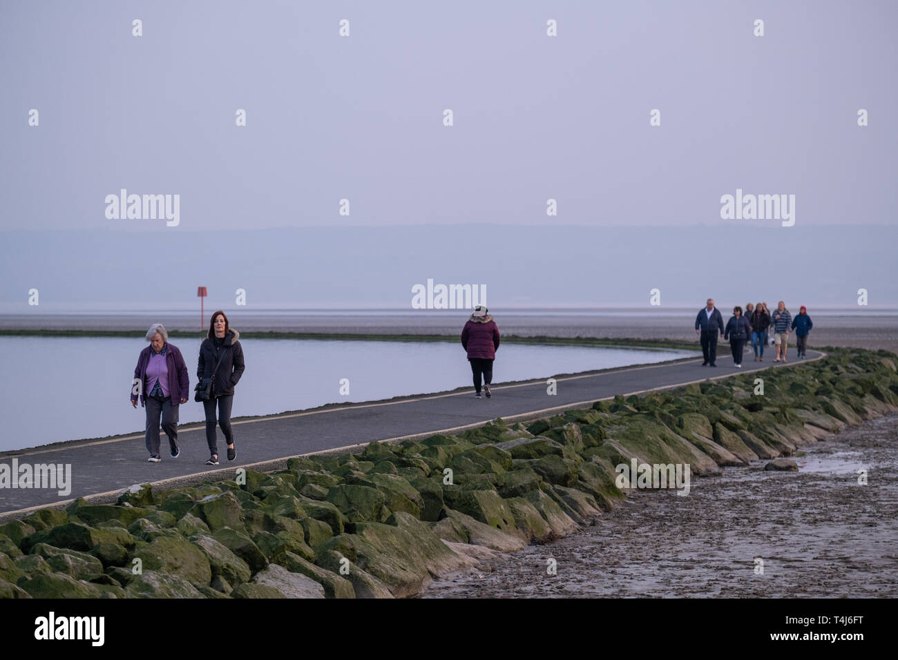 West Kirby, Wirral, Regno Unito. Aprile 17, 2019. Per coloro che godono di una passeggiata serale presso il lago marino in West Kirby sul Wirral in nord ovest Inghilterra Mercoledì, Aprile 17, 2019 come le temperature sono destinate ad aumentare in vista dei prossimi weekend festivo. Credito: Christopher Middleton/Alamy Live News Foto Stock