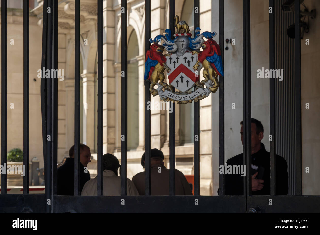 Londra, Regno Unito. Xvii Apr, 2019. I manifestanti a Drax AGM domanda fine a combustione di legna a Drax power station, il Regno Unito il più grande emettitore di carbonio. Drax emessa oltre 13milioni di tonnellate di CO2 dal legno che brucia nel 2018 e i piani per diventare la più grande potenza gas station NEL REGNO UNITO. Domanda AxDrax un fine alle sovvenzioni per la combustione di legna per cui Drax ha ottenuto £789m nel 2018. Credito: Peter Marshall / Alamy Live News Foto Stock