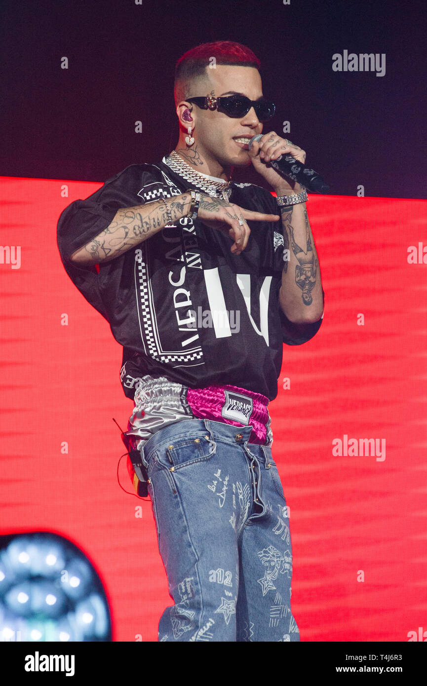 Roma, Italia. Xvii Apr, 2019. Sfera concerto di Roma con la sua Popstar Tour 2019, subito il Palalottomatica. Dopo il grande successo del rilascio del suo ultimo album "Rockstar", già certificati quadruple platinum da FIMI nonché il miglior record di vendita in Italia nel 2018 '. Nella foto Sfera Ebbasta Credit: Indipendente Agenzia fotografica/Alamy Live News Foto Stock