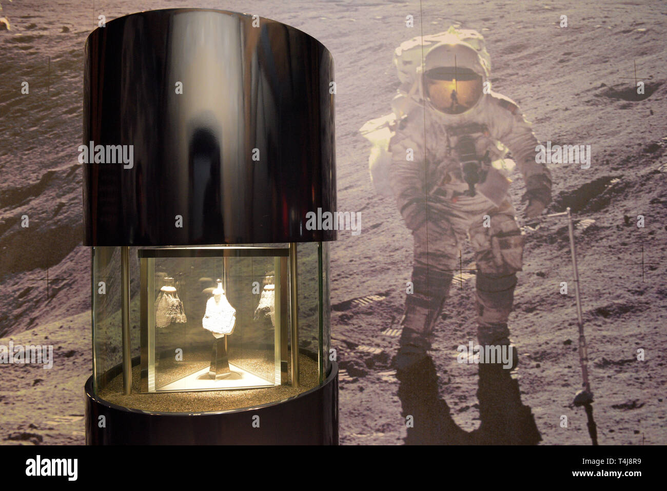 16 aprile 2019, il Land della Baviera, Nördlingen: Nel cratere Ries Museum, oltre alla registrazione di un atterraggio sulla luna, un pezzo di roccia lunare è esposto in una vetrina. Il Nördlinger Ries, formata da un meteorite impatto, roccia ha delle strutture simili a quelle che si trovano sulla luna. Pertanto la NASA ha inviato la sua astroauts a nord di Svevia per preparare la luna missioni di carico. Foto: Stefan Puchner/dpa Foto Stock