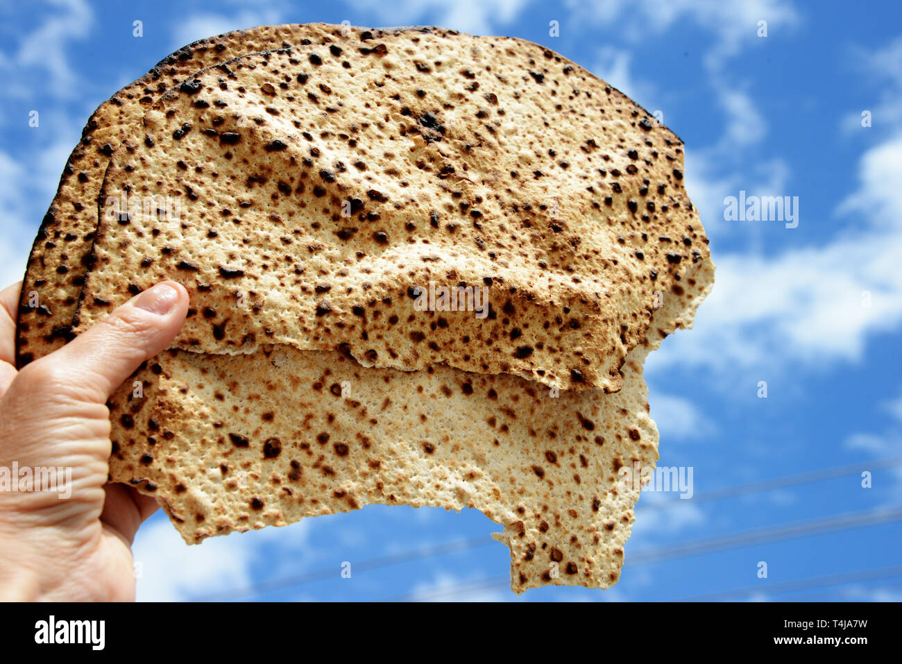 Matzo Shmurah fatto di grano che è stata sotto sorveglianza speciale - Pasqua Ebraica Foto Stock