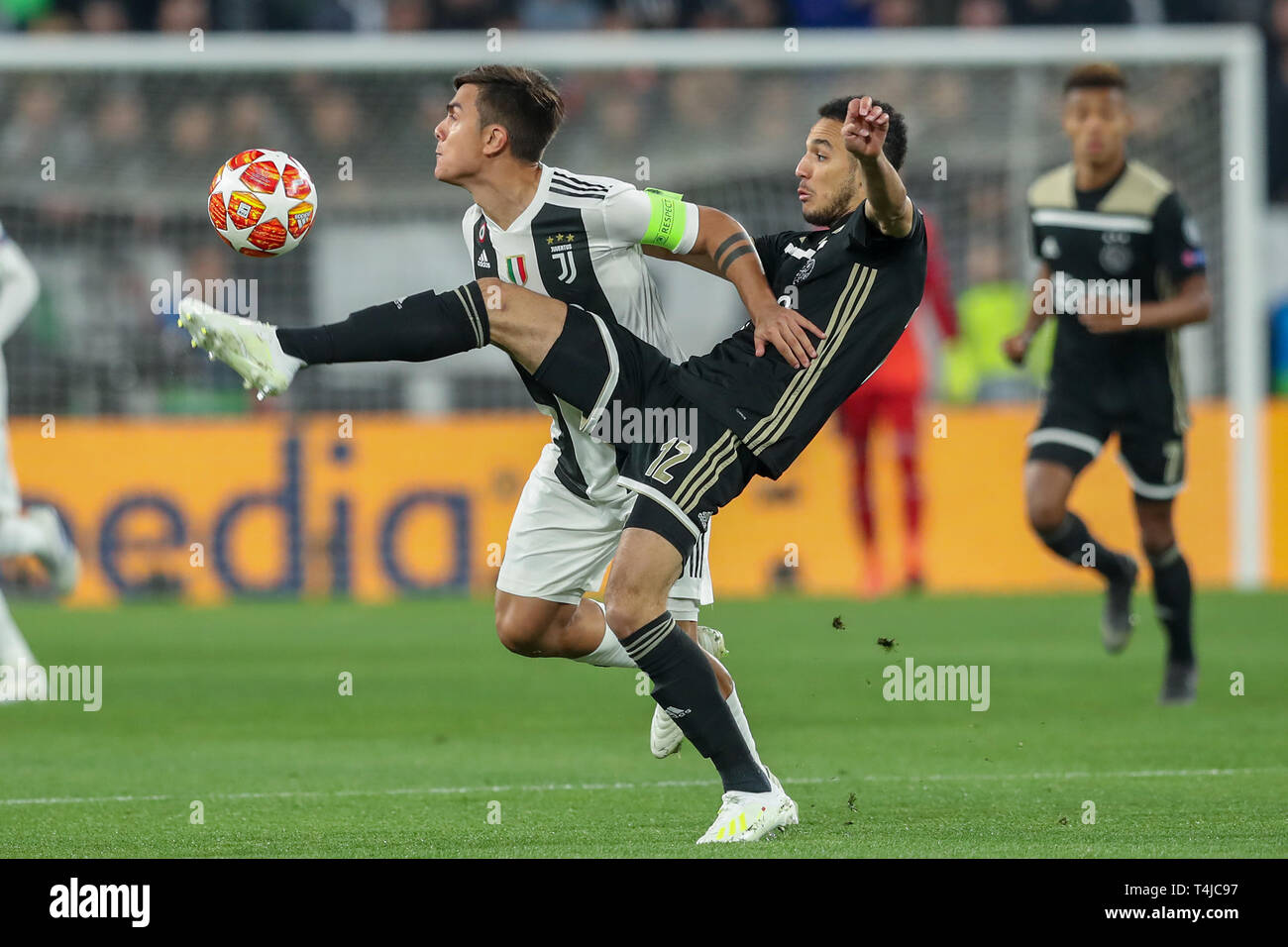 Il 16 aprile 2019 Torino, Italia partite di Champions League 2018-2019: Juventus v Ajax Paulo Dybala della Juventus, Noussair Mazraoui di Ajax Foto Stock