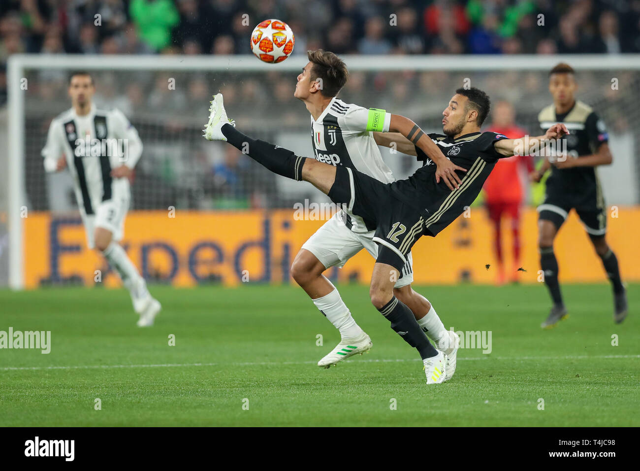 Il 16 aprile 2019 Torino, Italia partite di Champions League 2018-2019:  Juventus v Ajax Paulo Dybala della Juventus, Noussair Mazraoui di Ajax Foto  stock - Alamy