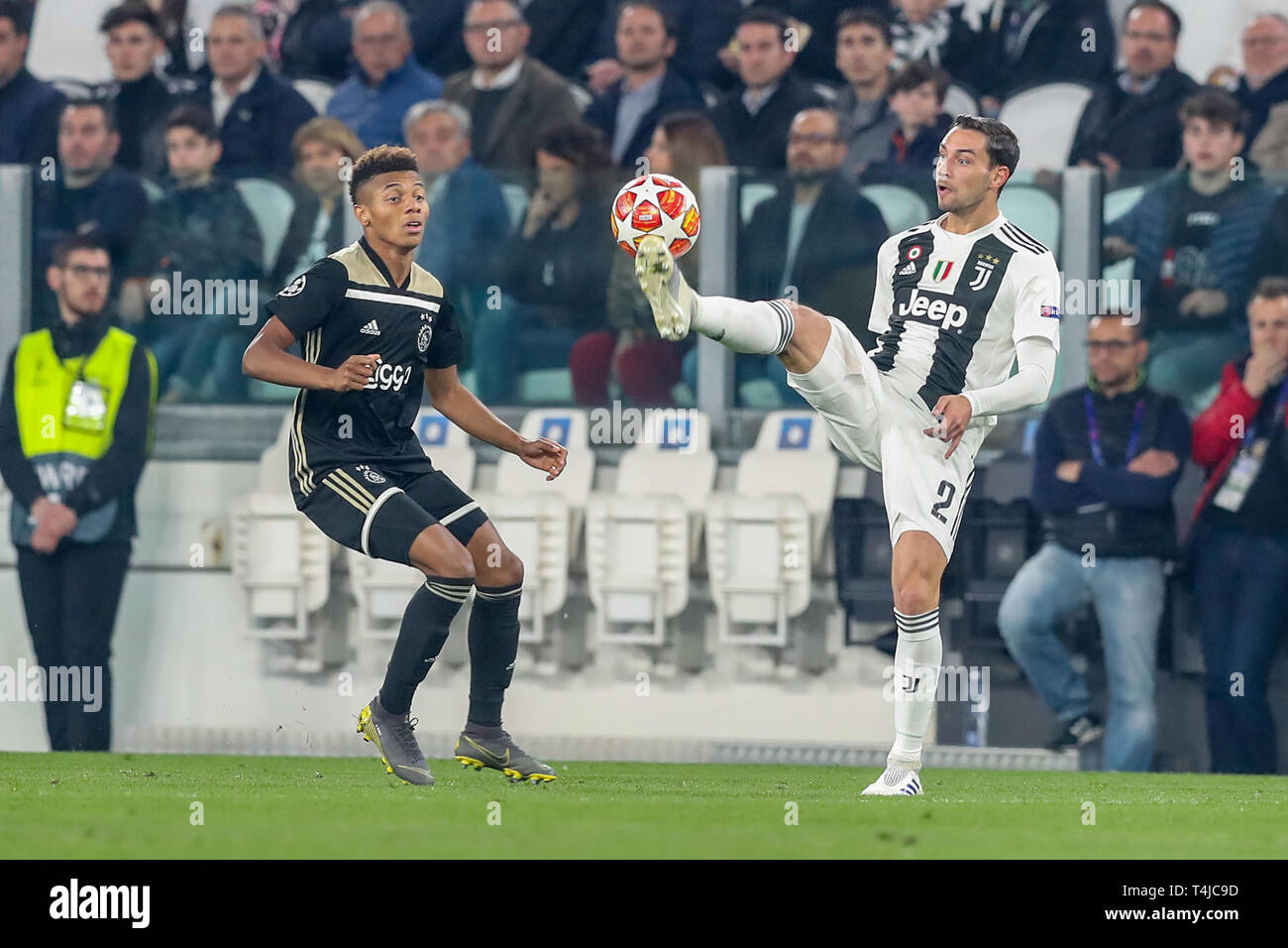 Il 16 aprile 2019 Torino, Italia partite di Champions League 2018-2019: Juventus v Ajax David Neres di Ajax, Mattia De Sciglio della Juventus Foto Stock
