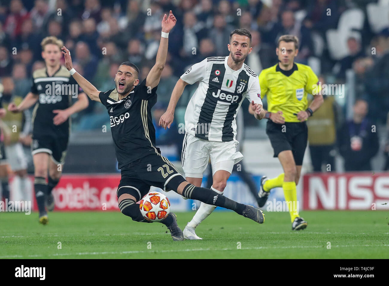 16 aprile 2019 Torino, Italia Champions League 2018-2019: Juventus contro Ajax Hakim Ziyech di Ajax, Miralem Pjanic di Juventus, scheidsrechter Clement Turpin Foto Stock