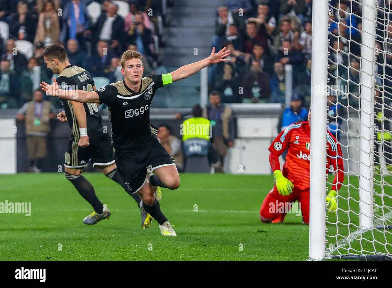 16 aprile 2019 Torino, Italia Champions League 2018-2019: Juventus contro Ajax Matthijs de ligt di Ajax partiture Matthijs de ligt di Ajax, Dusan Tadic di Ajax, portiere Wojciech Szczesny di Juventus Foto Stock