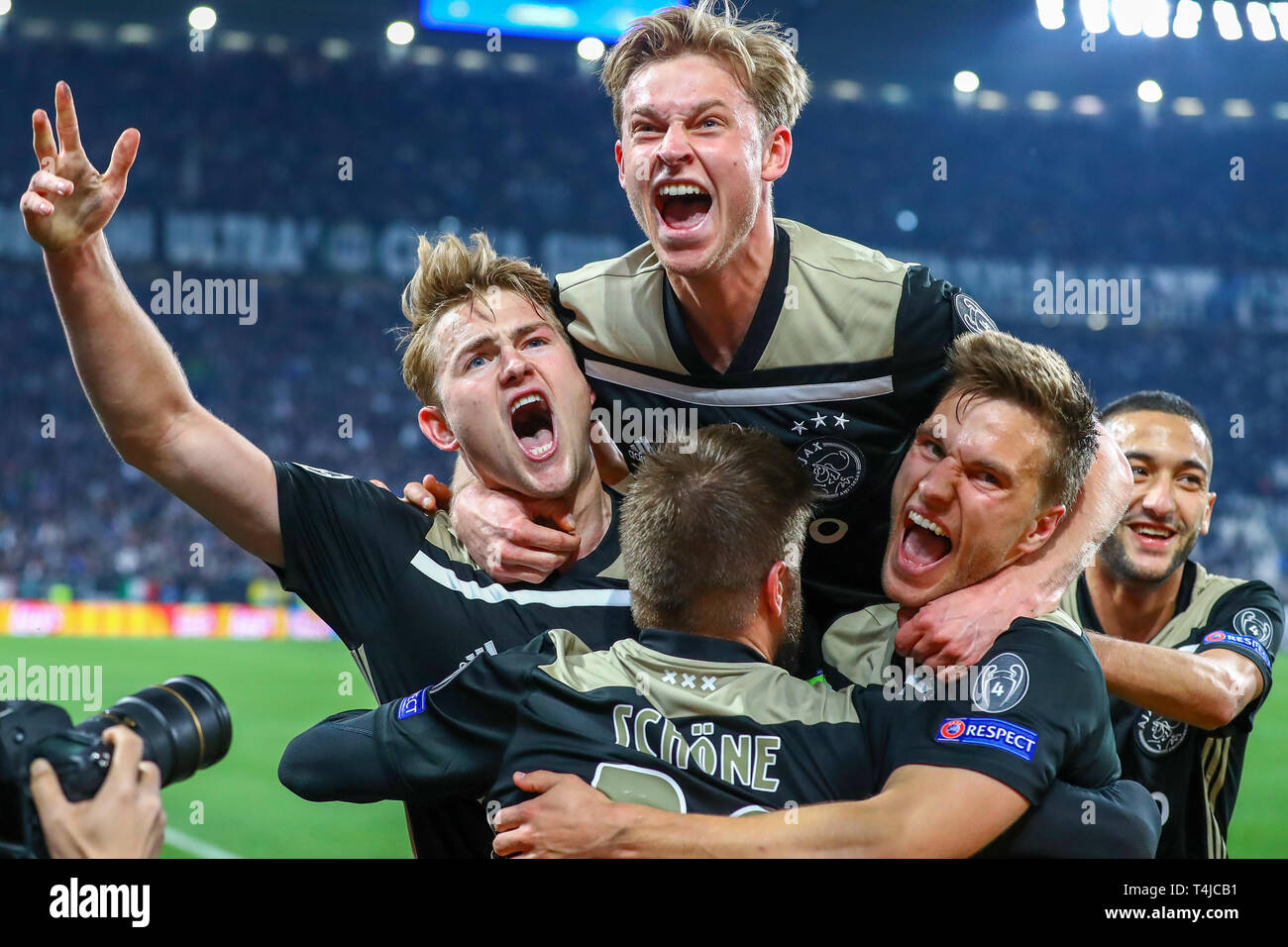 16 aprile 2019 Torino, Italia Champions League 2018-2019: Juventus contro Ajax Ajax celebra l'obiettivo Matthijs de ligt di Ajax, Frenkie de Jong di Ajax, Joel Veltman di Ajax, Hakim Ziyech di Ajax Foto Stock