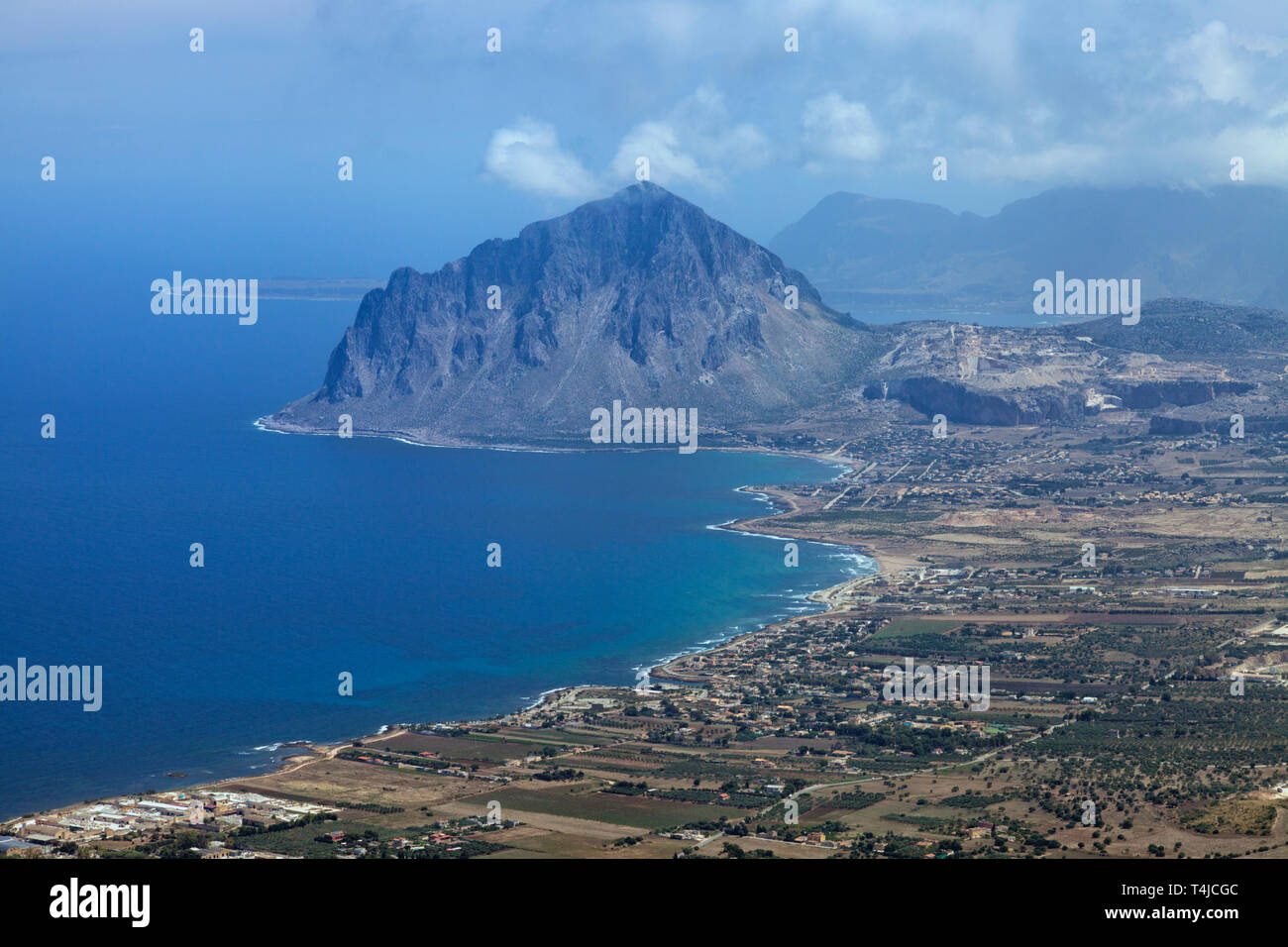 Vista aerea della costa siciliana con baie, fattorie, montagne . Foto Stock
