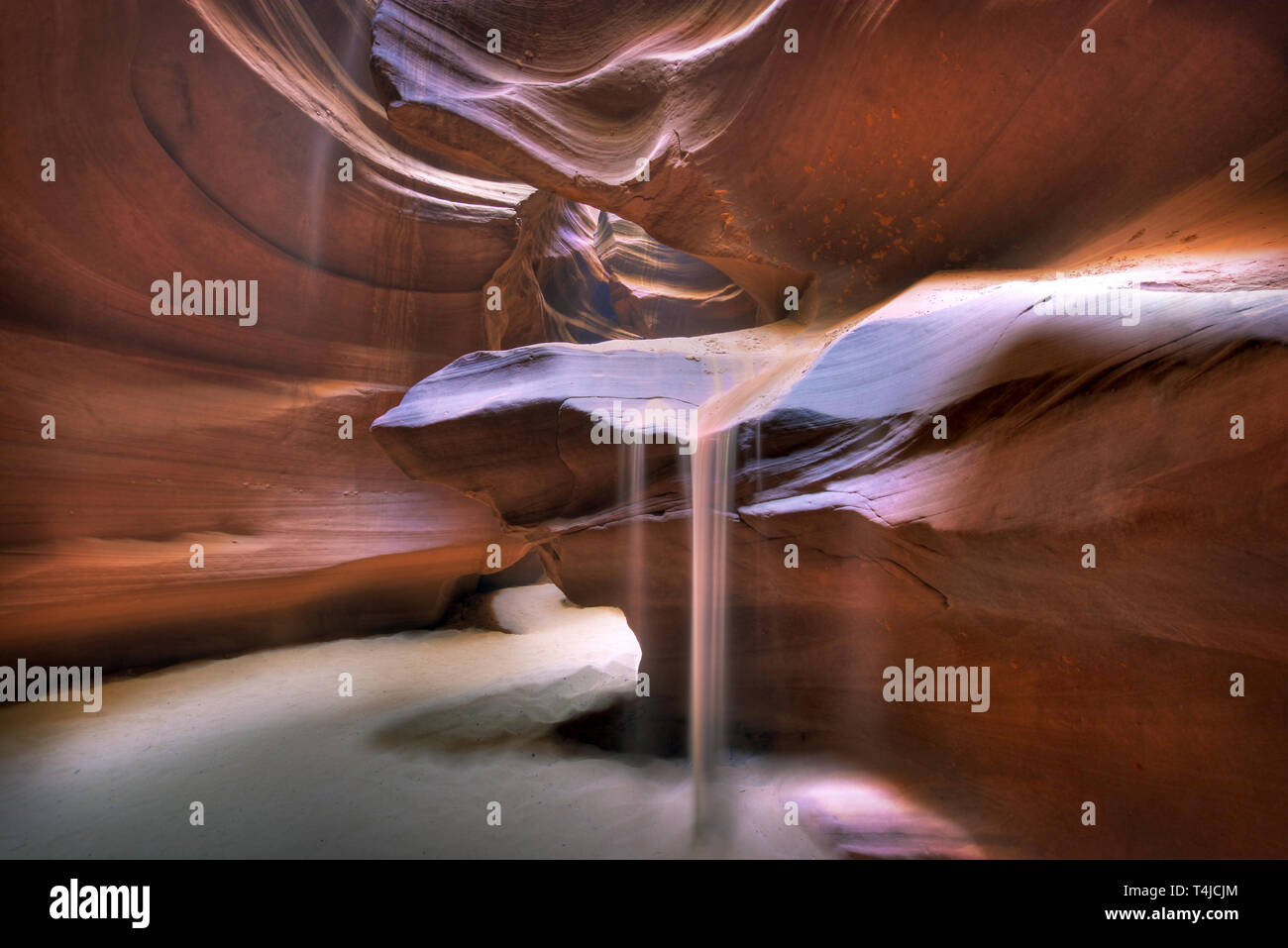 Queste slot canyon sono formate da erosione producendo una forma che scorre alle pareti di pietra arenaria. La luce del sole producendo una bella illuminazione etereo effetto. Foto Stock