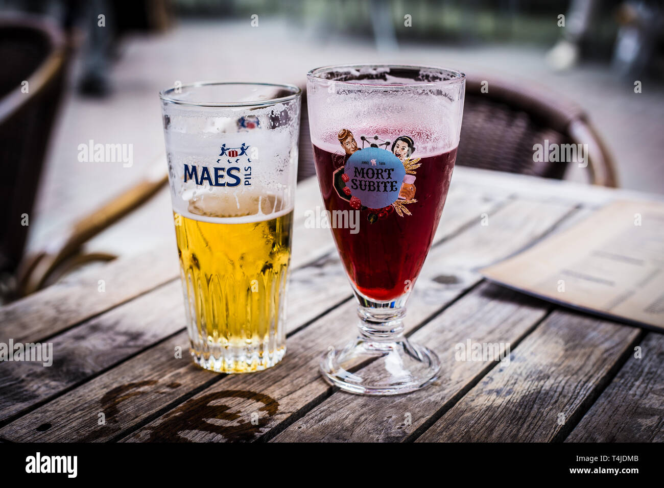 Anversa, Belgio. Due birre su una tavola di legno al di fuori di un bar di Anversa. Foto Stock