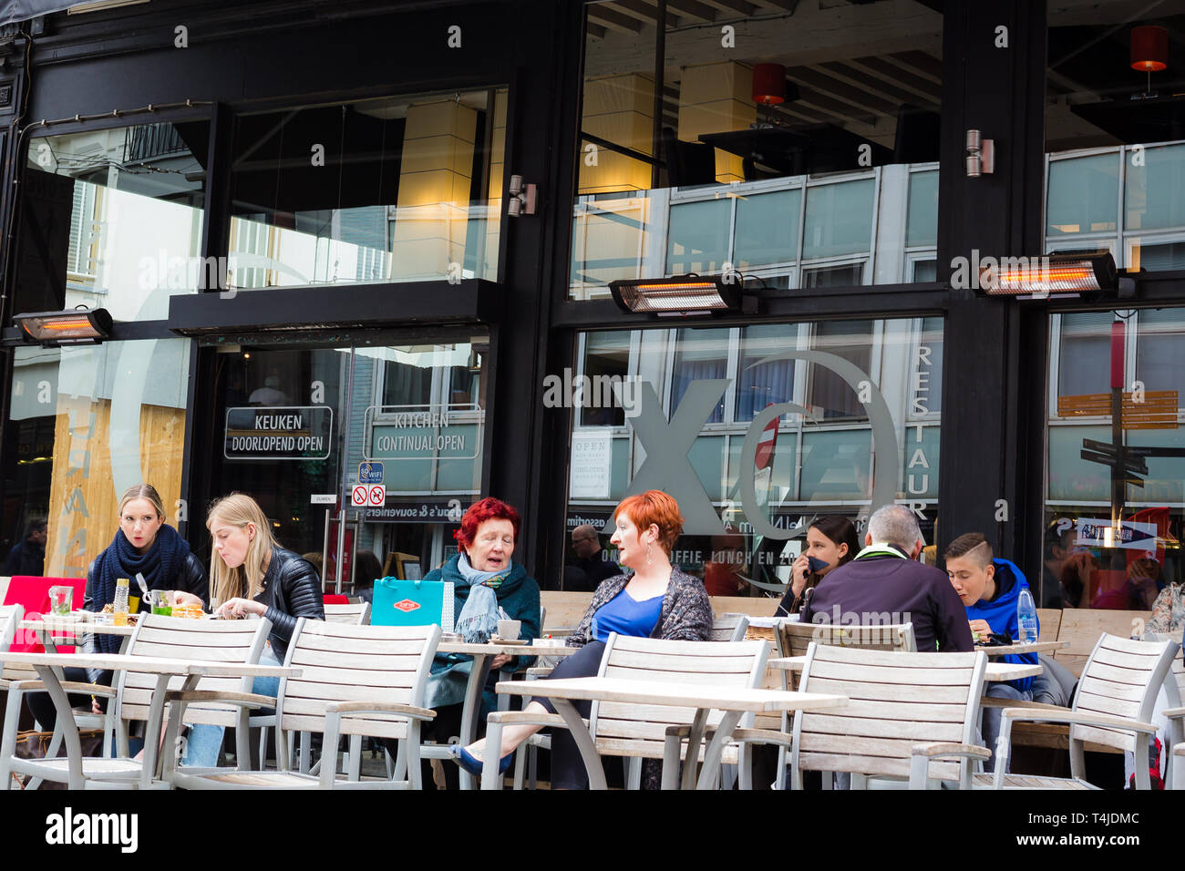 Le persone al di fuori di un ristorante ad Anversa, in Belgio. Foto Stock