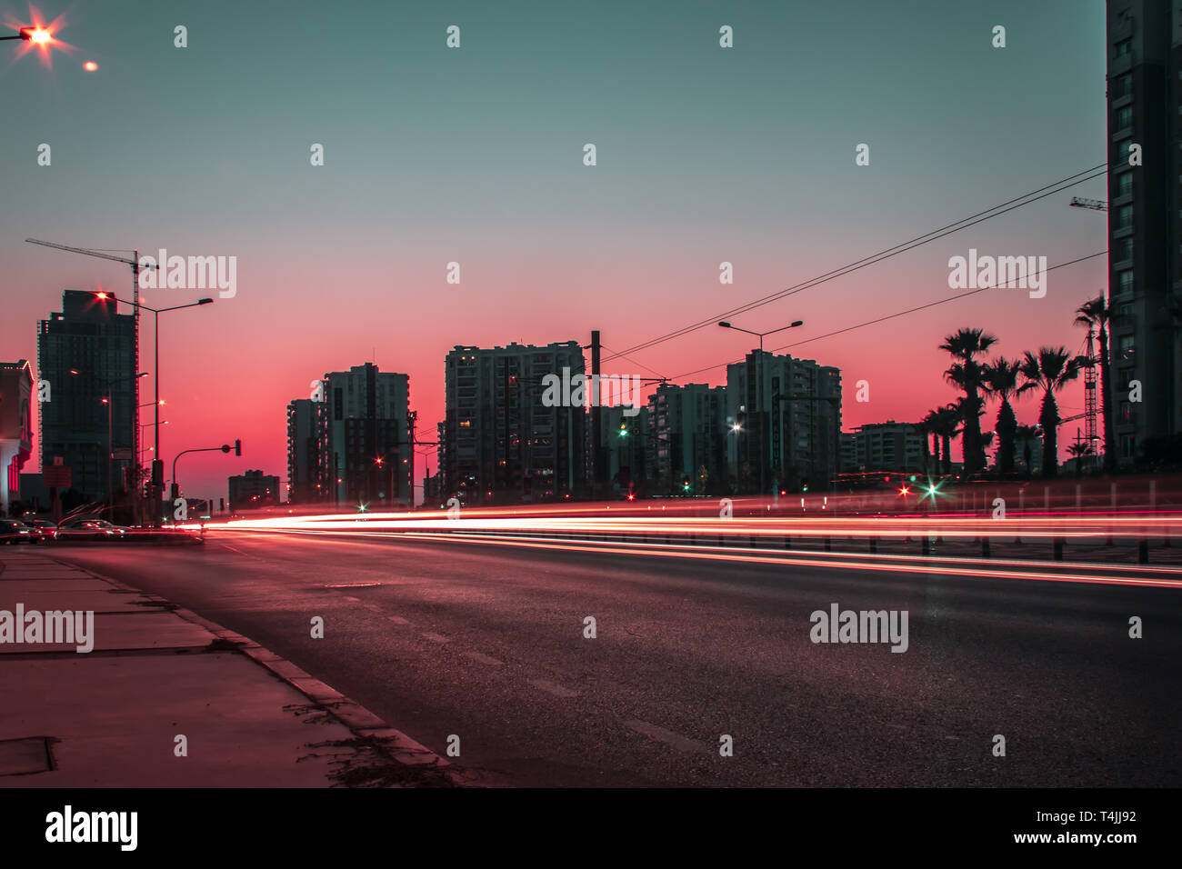 Una lunga esposizione cityscape sparare al tramonto - il rosso è il colore dominante. foto ha preso a Izmir/Turchia. Foto Stock