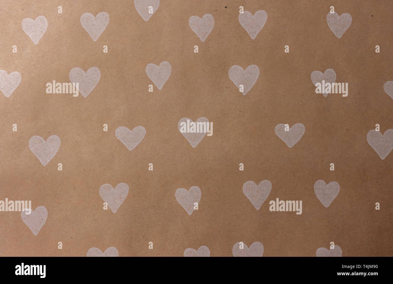 Artigianato carta marrone con cuori bianco sullo sfondo Foto Stock