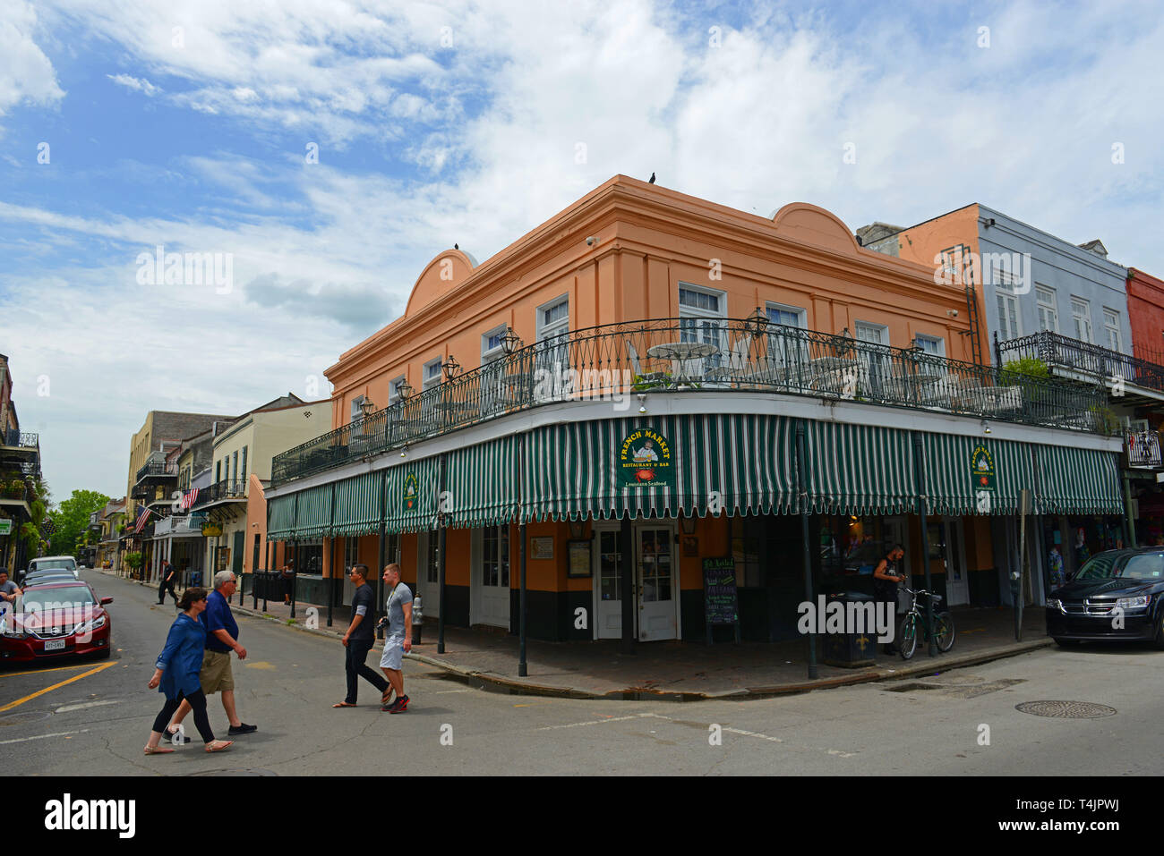 Edifici storici in corrispondenza della zona di spigolo di Decatur Street e San Filippo Street nel Quartiere Francese di New Orleans, in Louisiana, Stati Uniti d'America. Foto Stock
