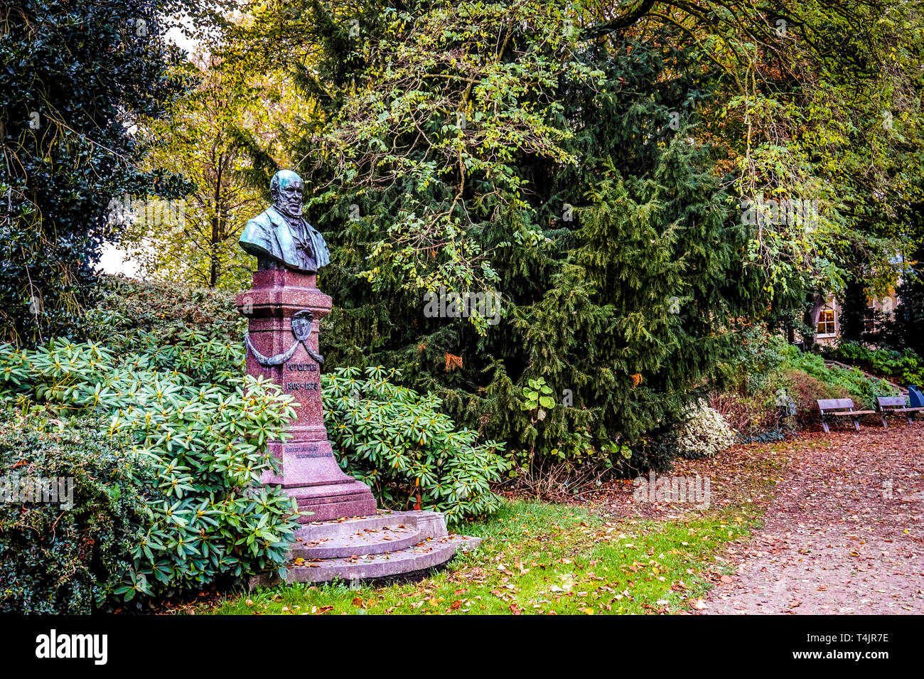 Statua di figura storica Potgieter in un parco lungo la riva del Stadsgracht nella storica città anseatica di Zwolle in Olanda Foto Stock
